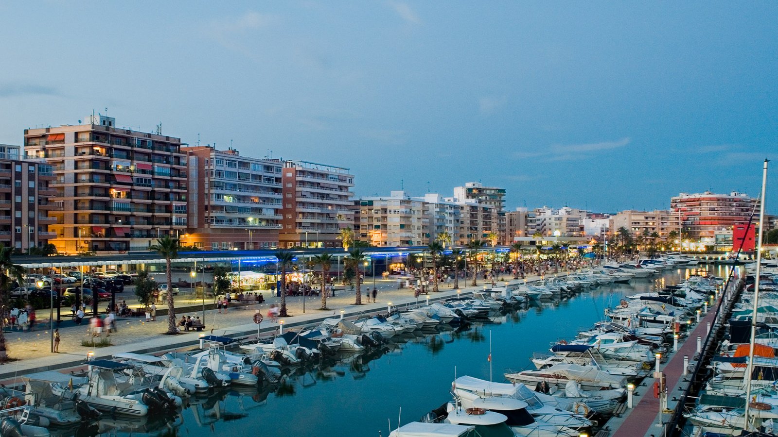 In der wunderschönen Stadt Alicante (Alacant) gelegen, bietet diese exklusive Wohnanlage eine Auswahl an Immobilien, darunter Wohnungen, Erdgeschossw