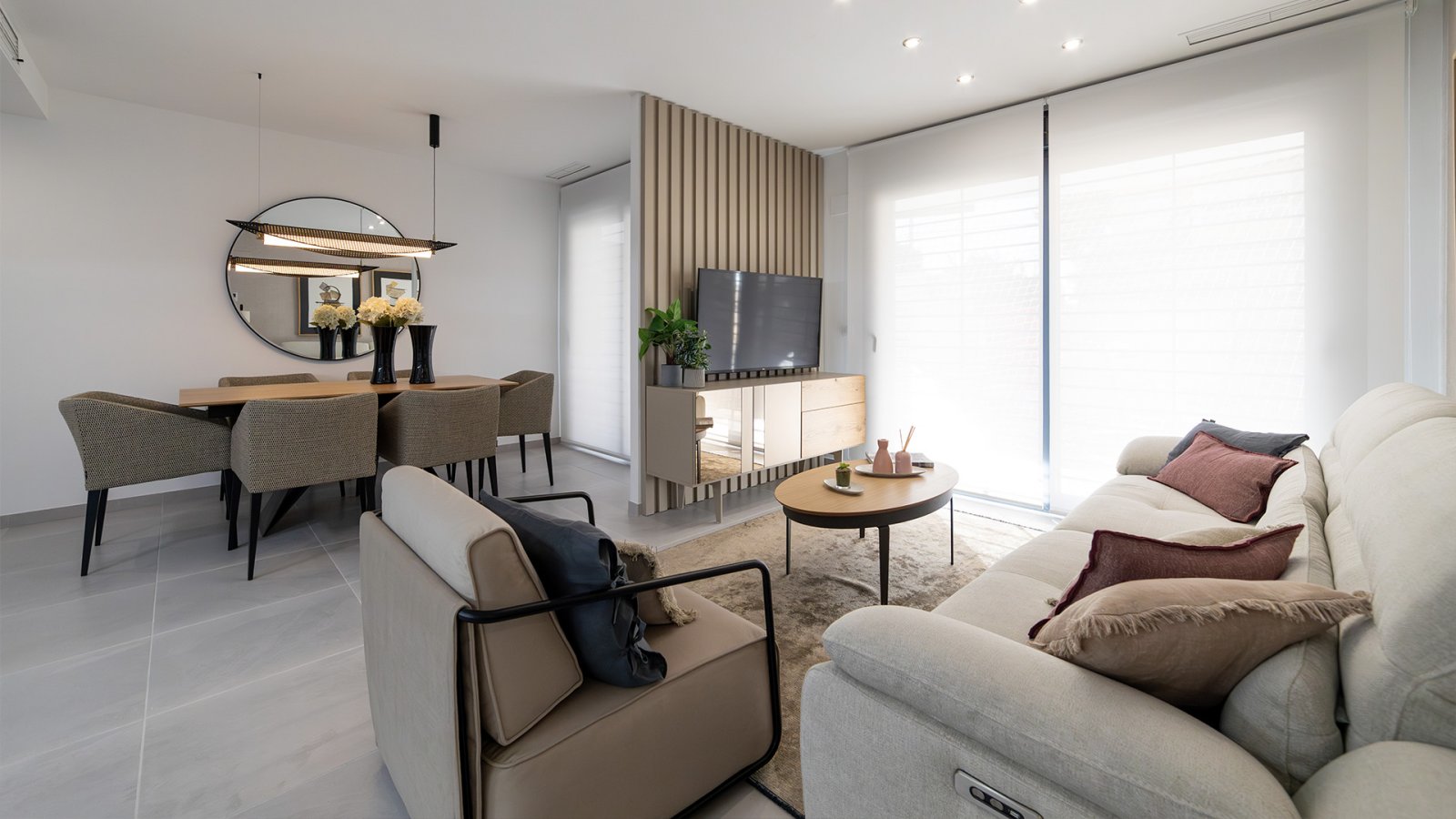 In der schönen Stadt Torrevieja gelegen, bietet diese exklusive Residenz eine perfekte Kombination aus Komfort und Stil. Mit nur zwei verfügbaren Imm