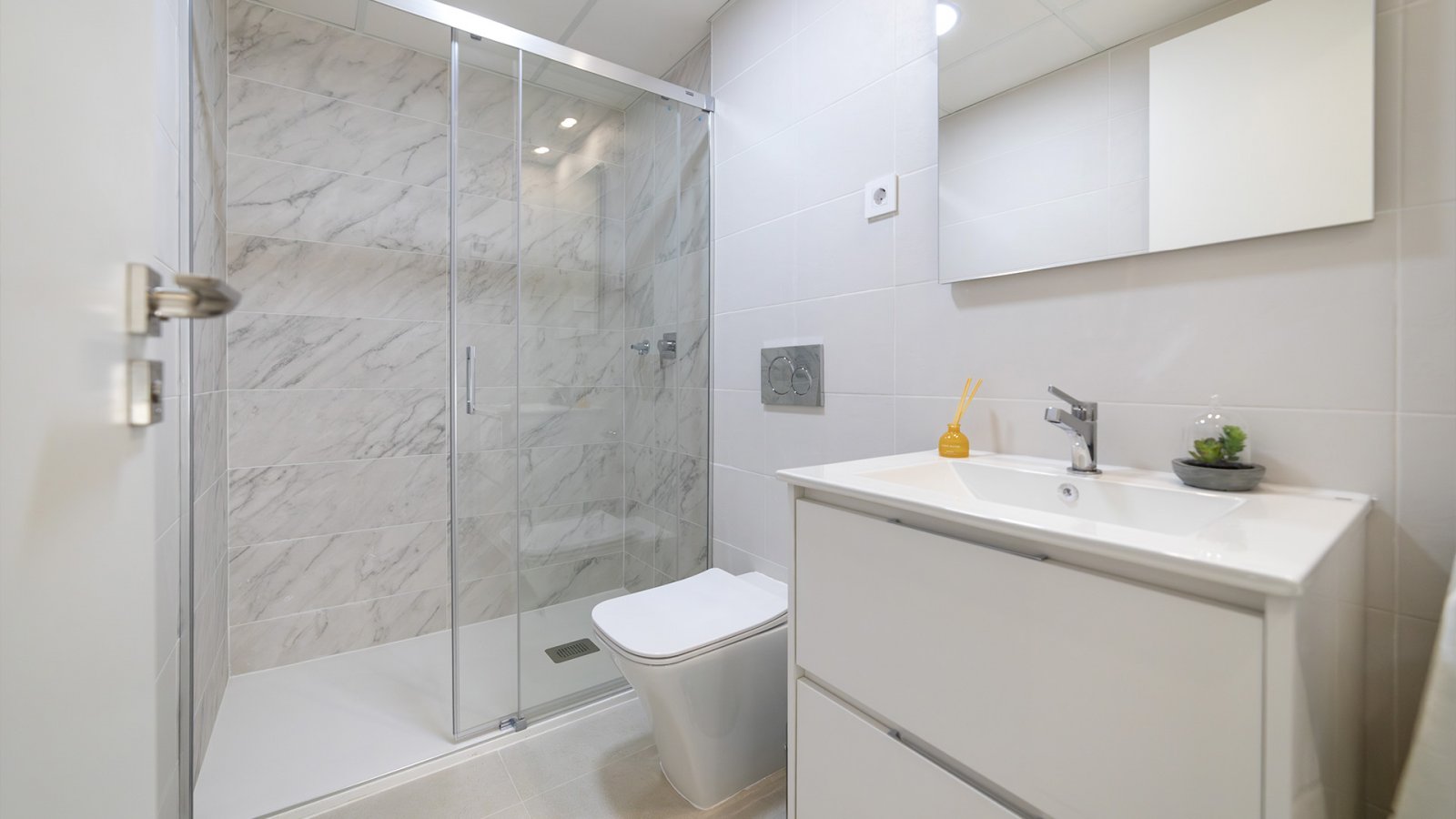 In der schönen Stadt Torrevieja gelegen, bietet diese exklusive Residenz eine perfekte Kombination aus Komfort und Stil. Mit nur zwei verfügbaren Imm