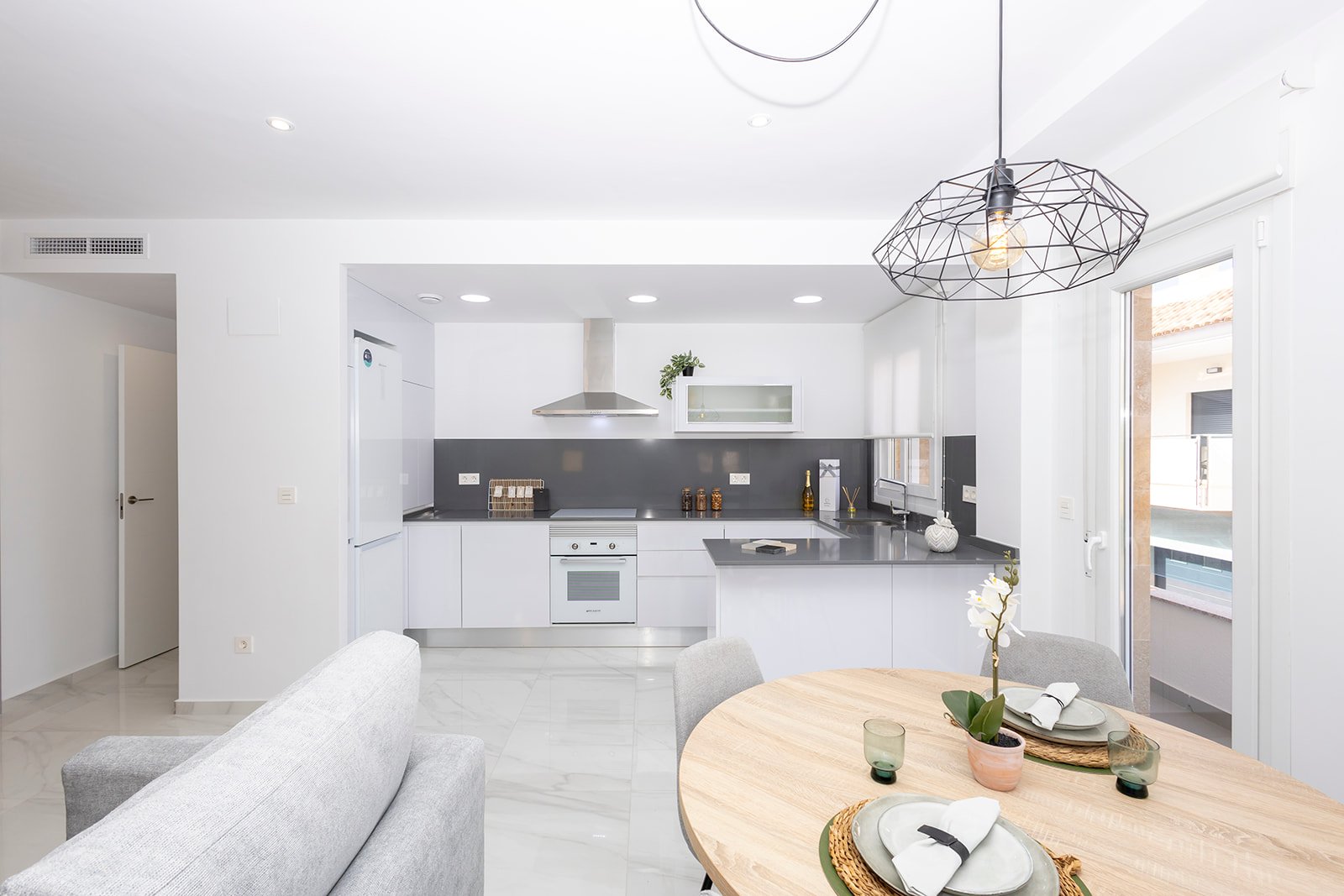 Im charmanten Ort Jacarilla gelegen, bietet diese Wohnanlage eine Auswahl an Wohnungen, die darauf ausgelegt sind, den Bedürfnissen derjenigen gerech