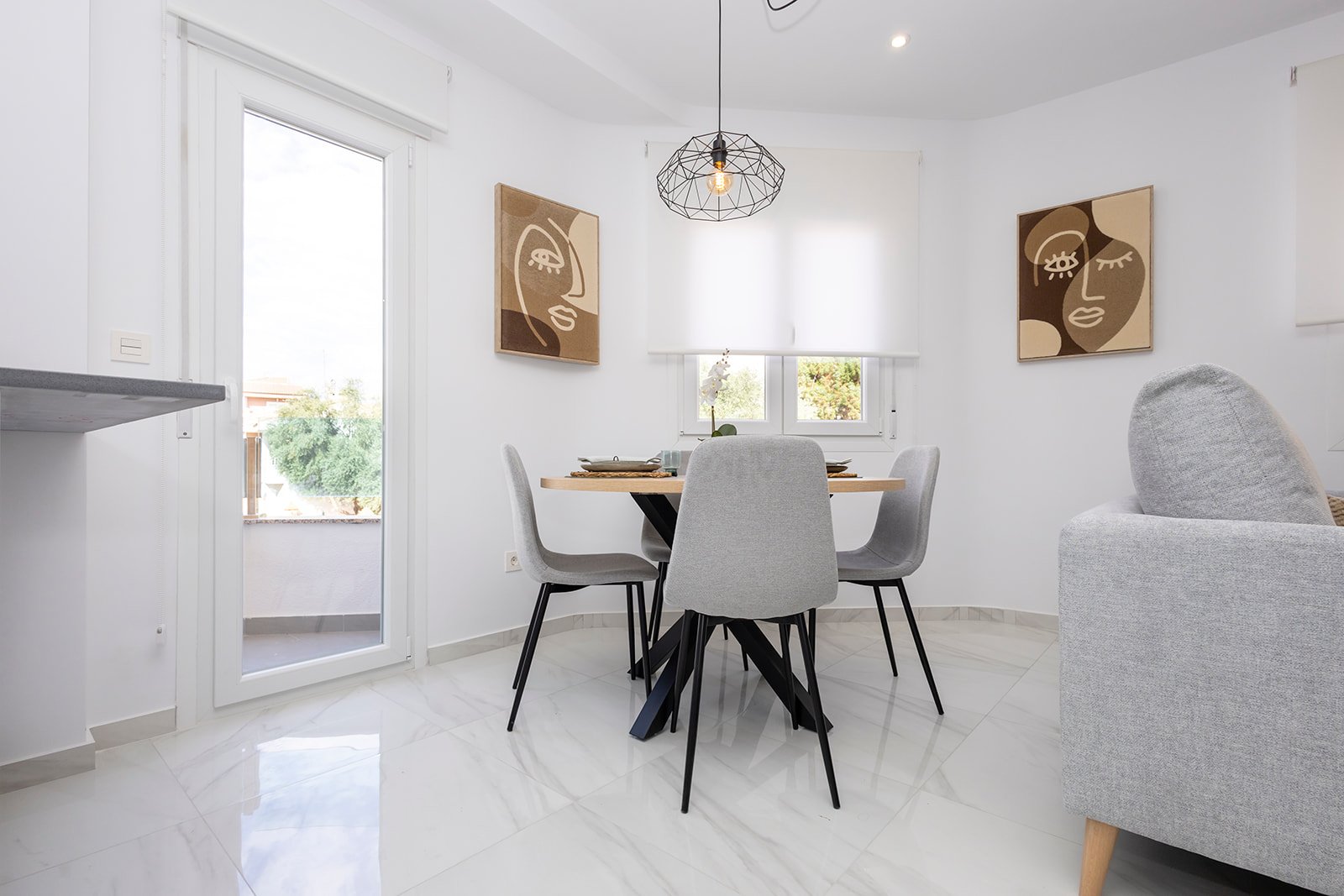 Im charmanten Ort Jacarilla gelegen, bietet diese Wohnanlage eine Auswahl an Wohnungen, die darauf ausgelegt sind, den Bedürfnissen derjenigen gerech