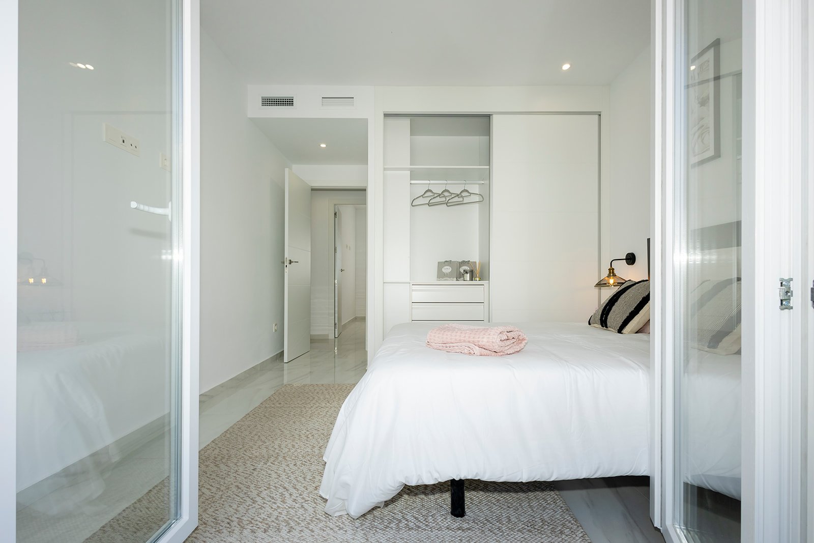 Im charmanten Ort Jacarilla gelegen, bietet diese Wohnanlage eine Auswahl an Wohnungen, die darauf ausgelegt sind, den Bedürfnissen derjenigen gerech