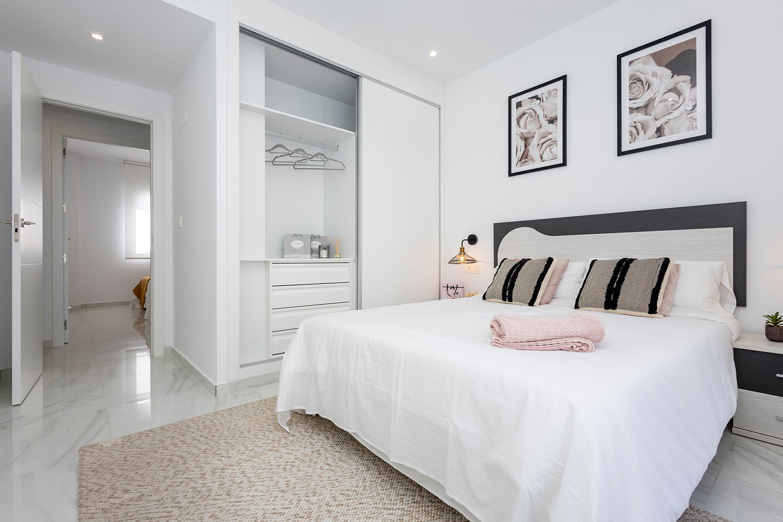 Im charmanten Ort Jacarilla gelegen, bietet diese Wohnanlage eine Auswahl an Wohnungen, die darauf ausgelegt sind, den Bedürfnissen derjenigen gerech