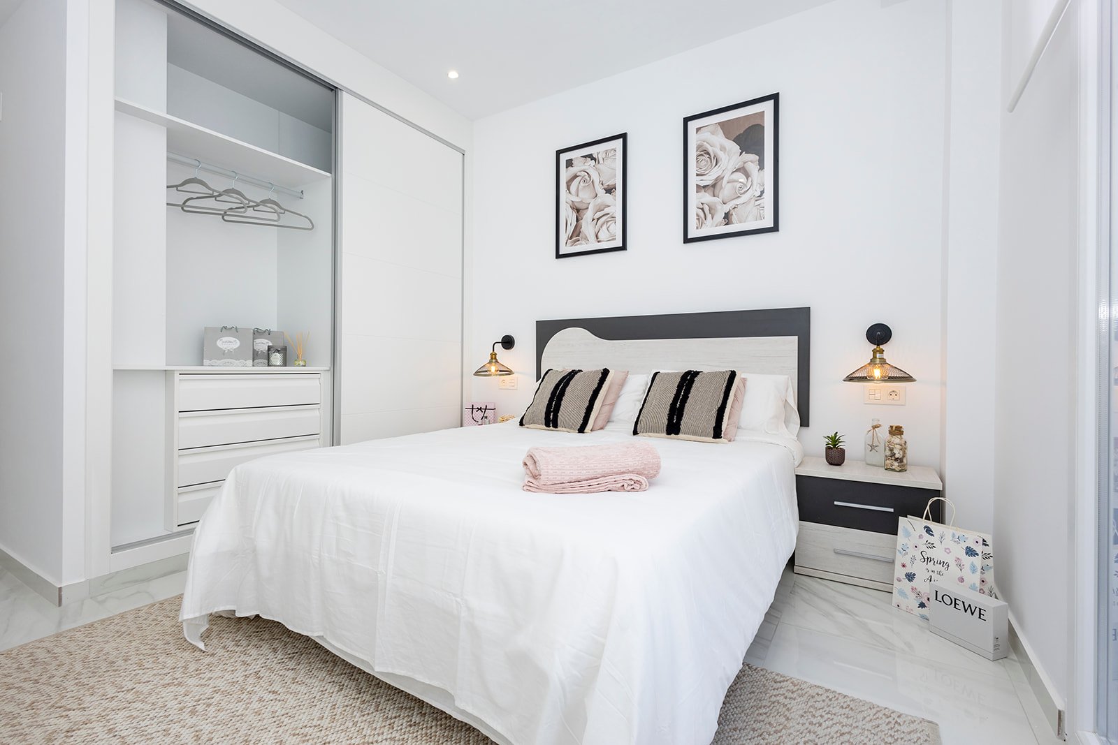 Im charmanten Ort Jacarilla gelegen, bietet diese Wohnanlage eine Auswahl an Wohnungen, die darauf ausgelegt sind, den Bedürfnissen derjenigen gerech