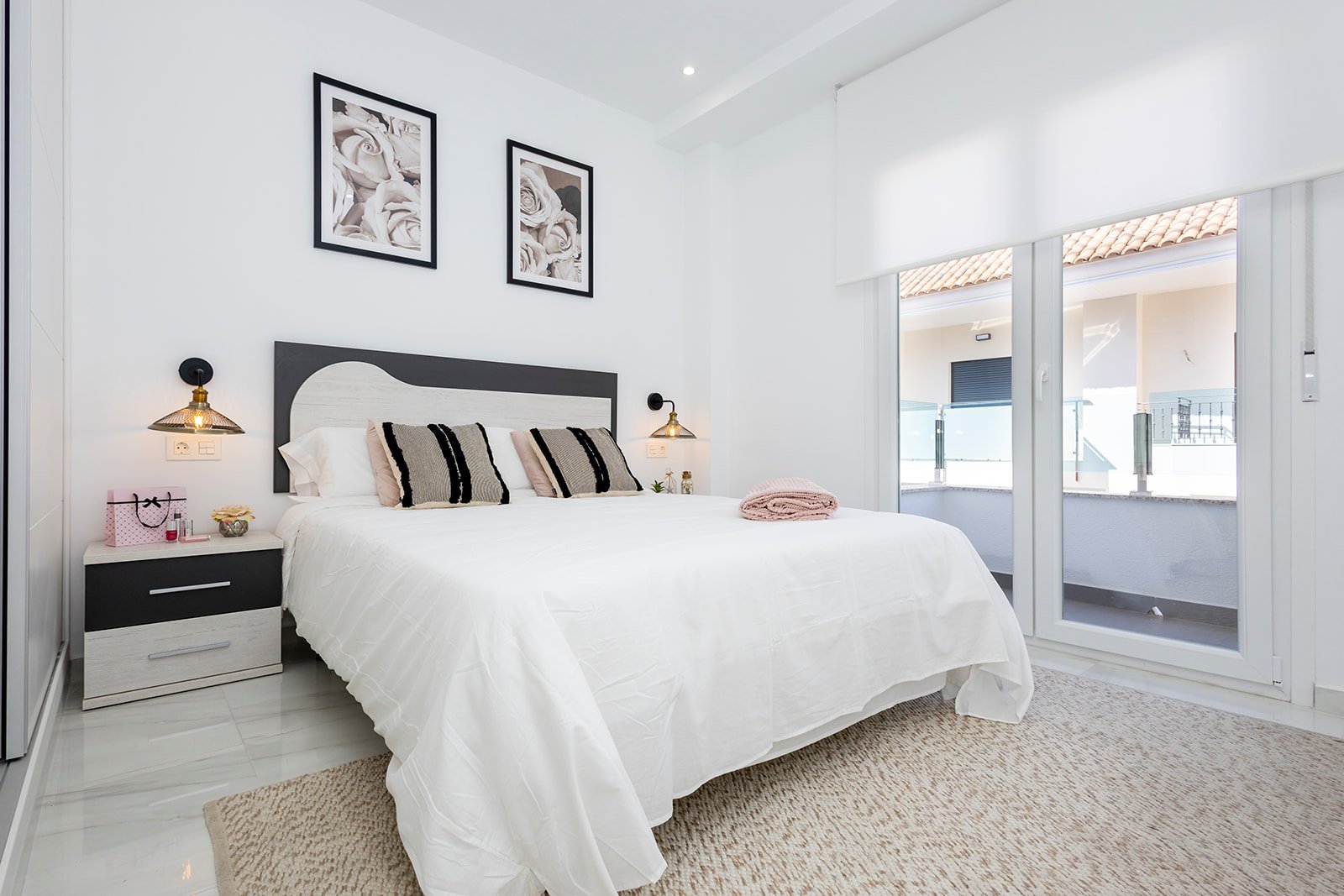 Im charmanten Ort Jacarilla gelegen, bietet diese Wohnanlage eine Auswahl an Wohnungen, die darauf ausgelegt sind, den Bedürfnissen derjenigen gerech