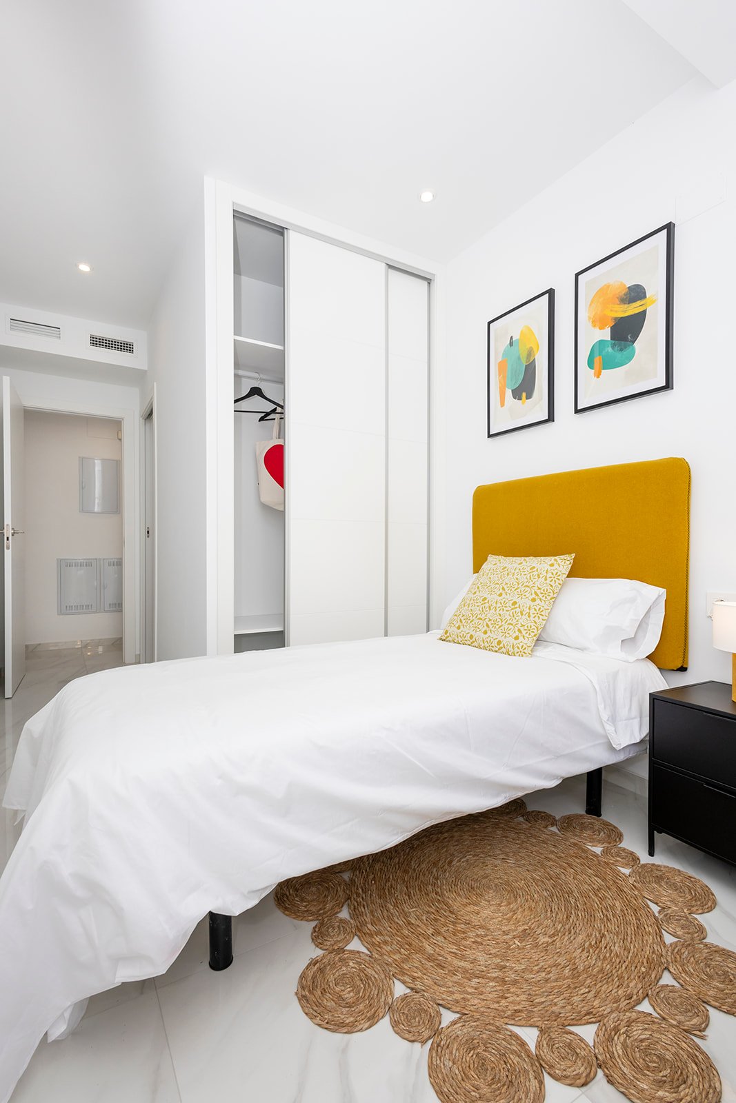 Im charmanten Ort Jacarilla gelegen, bietet diese Wohnanlage eine Auswahl an Wohnungen, die darauf ausgelegt sind, den Bedürfnissen derjenigen gerech