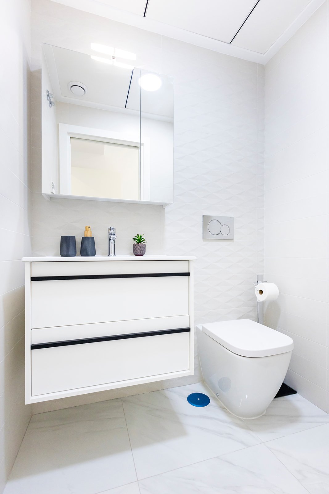 Im charmanten Ort Jacarilla gelegen, bietet diese Wohnanlage eine Auswahl an Wohnungen, die darauf ausgelegt sind, den Bedürfnissen derjenigen gerech