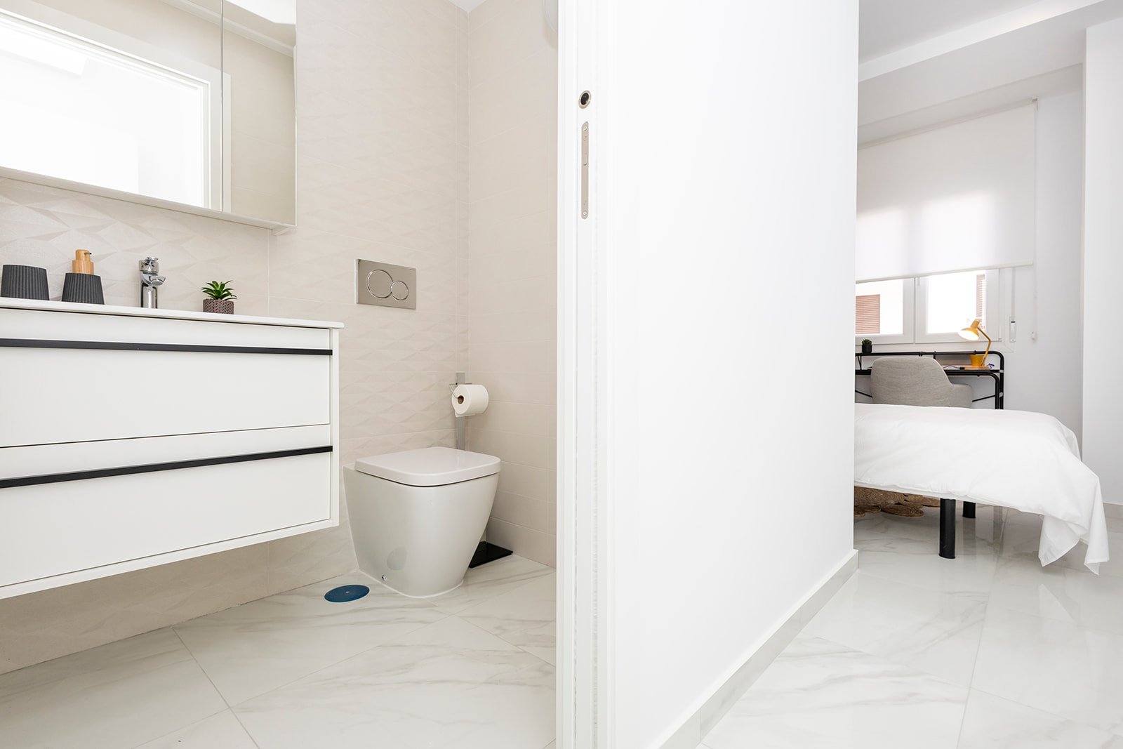 Im charmanten Ort Jacarilla gelegen, bietet diese Wohnanlage eine Auswahl an Wohnungen, die darauf ausgelegt sind, den Bedürfnissen derjenigen gerech