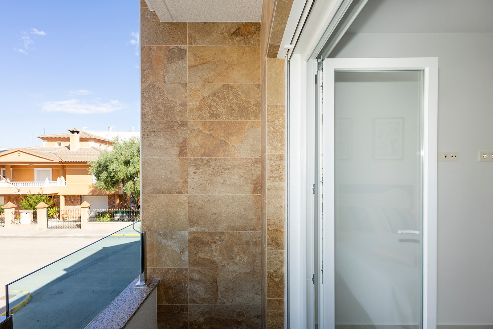 Im charmanten Ort Jacarilla gelegen, bietet diese Wohnanlage eine Auswahl an Wohnungen, die darauf ausgelegt sind, den Bedürfnissen derjenigen gerech