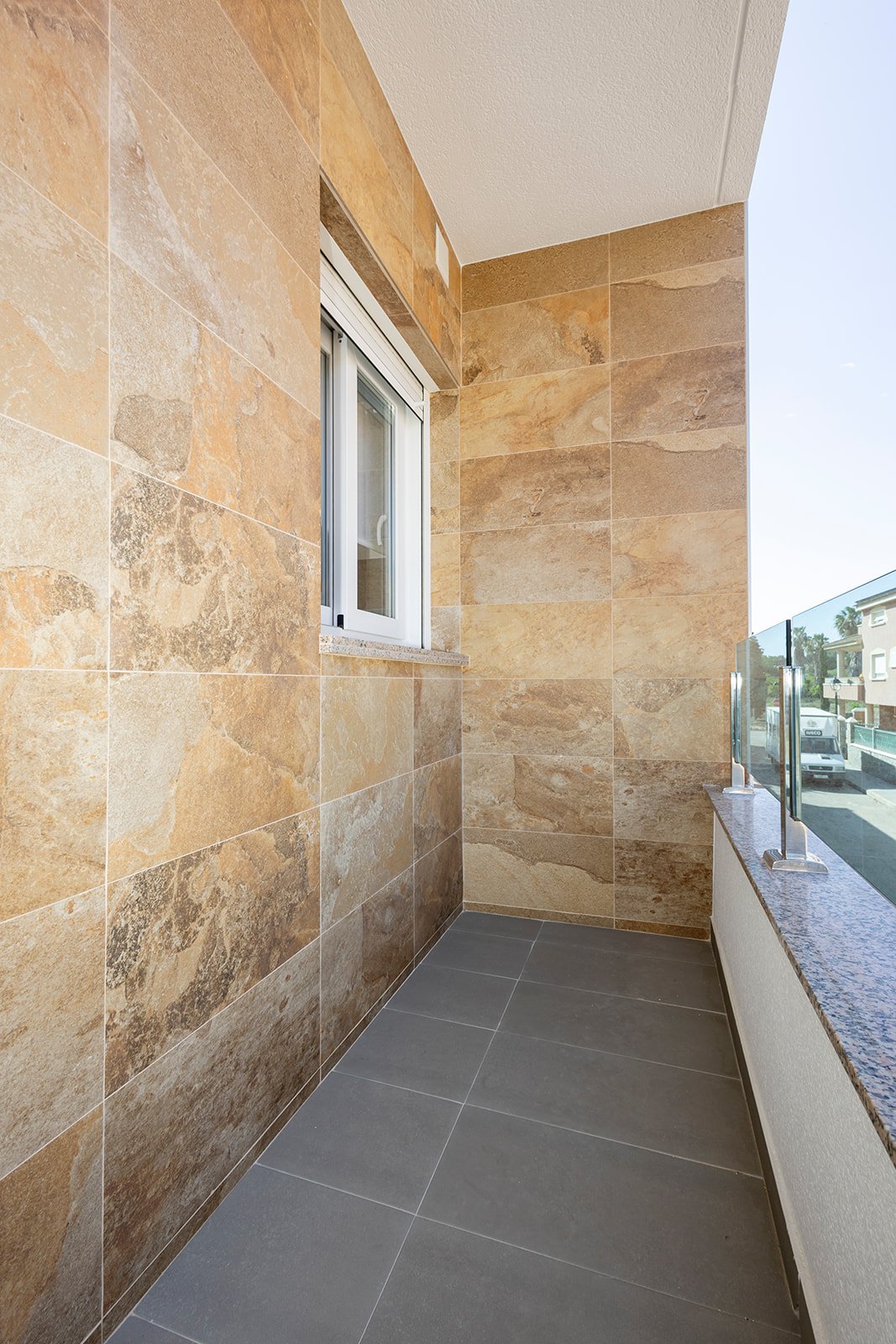 Im charmanten Ort Jacarilla gelegen, bietet diese Wohnanlage eine Auswahl an Wohnungen, die darauf ausgelegt sind, den Bedürfnissen derjenigen gerech