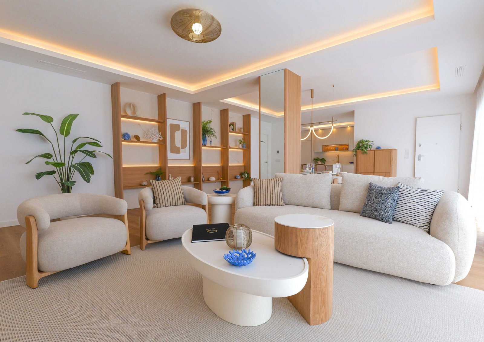 In der exklusiven Gegend von La Manga gelegen, bietet dieser Wohnkomplex ein einzigartiges Wohnerlebnis mit beeindruckendem Meerblick. Mit insgesamt