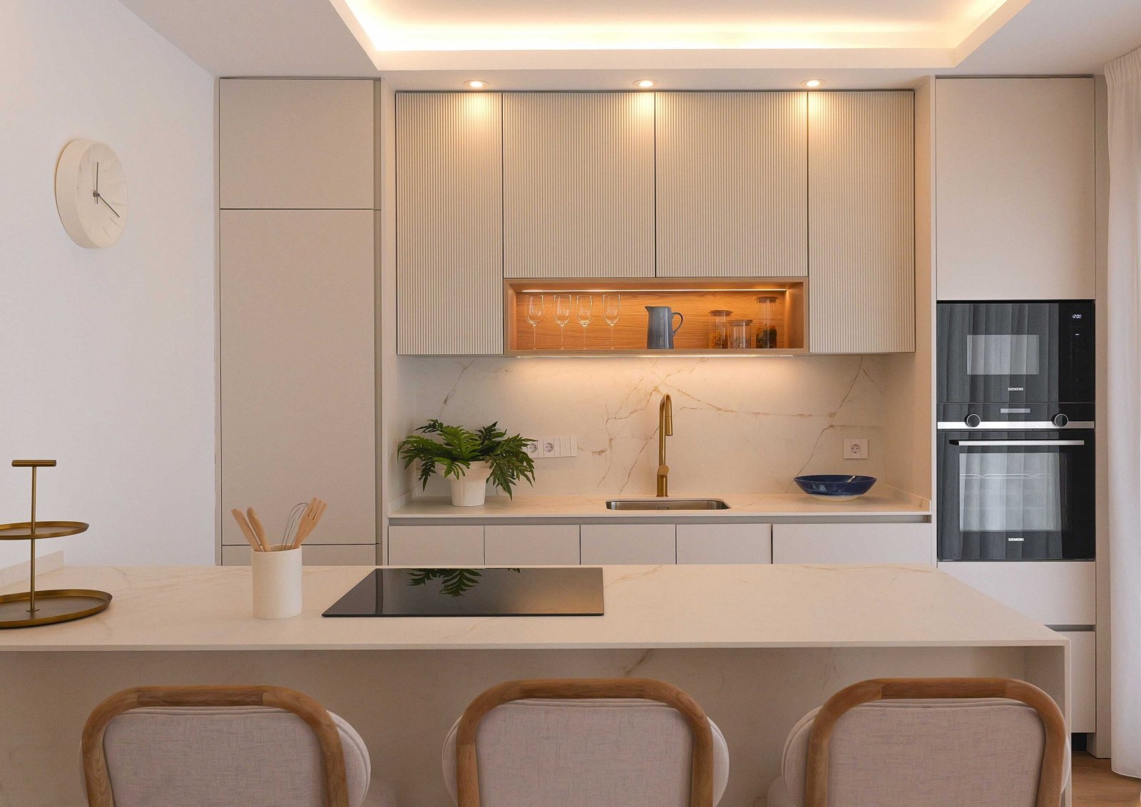 In der exklusiven Gegend von La Manga gelegen, bietet dieser Wohnkomplex ein einzigartiges Wohnerlebnis mit beeindruckendem Meerblick. Mit insgesamt