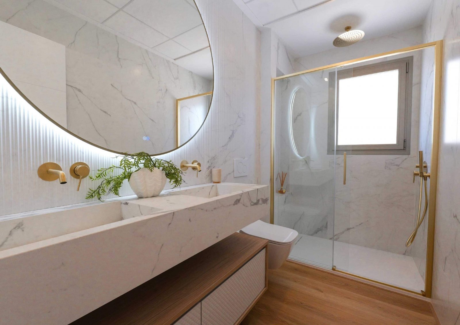 In der exklusiven Gegend von La Manga gelegen, bietet dieser Wohnkomplex ein einzigartiges Wohnerlebnis mit beeindruckendem Meerblick. Mit insgesamt