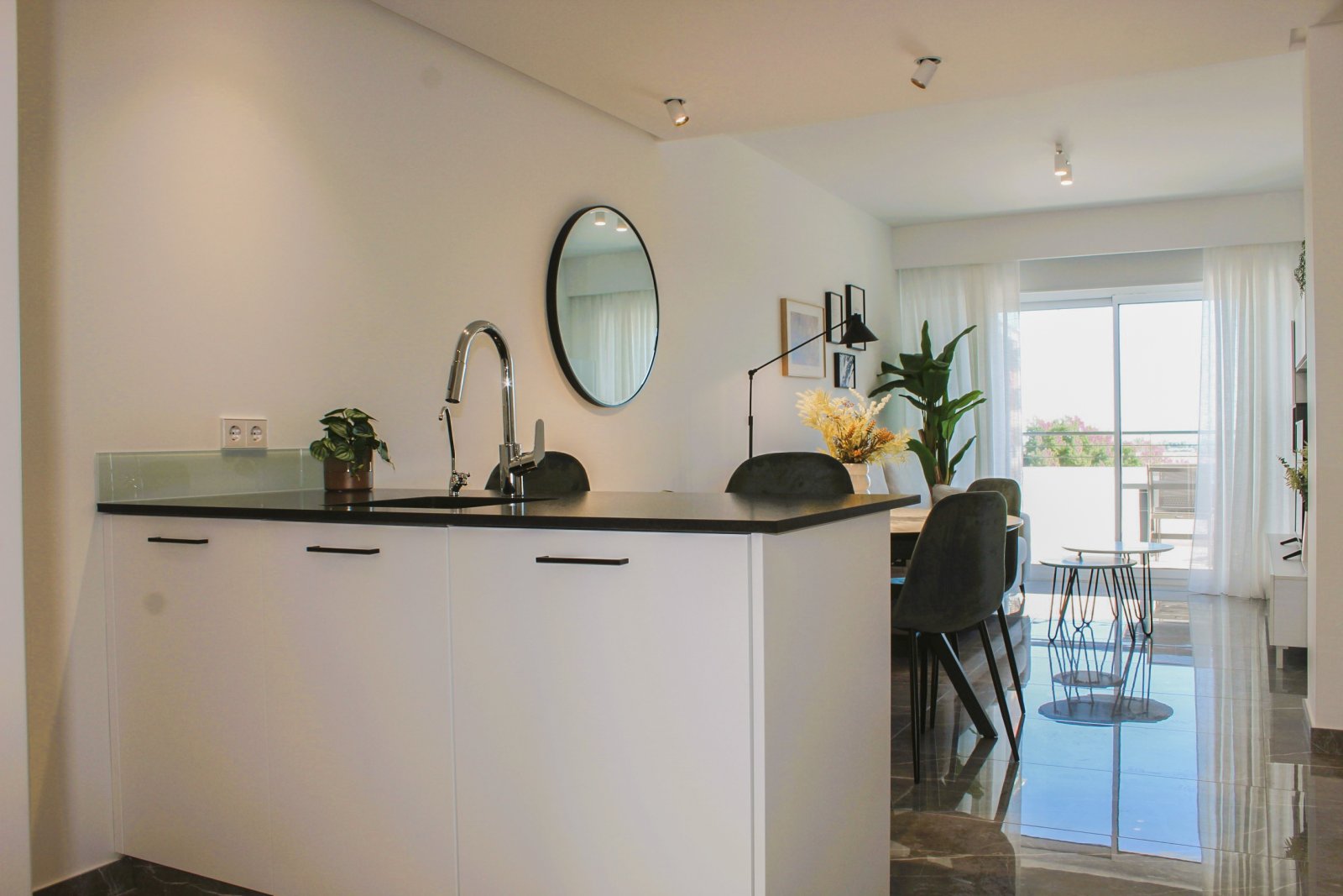 In der charmanten Ortschaft Xeresa gelegen, bietet diese Wohnanlage eine Auswahl von 43 Wohnungen, die für das mediterrane Umfeld konzipiert sind. Mi