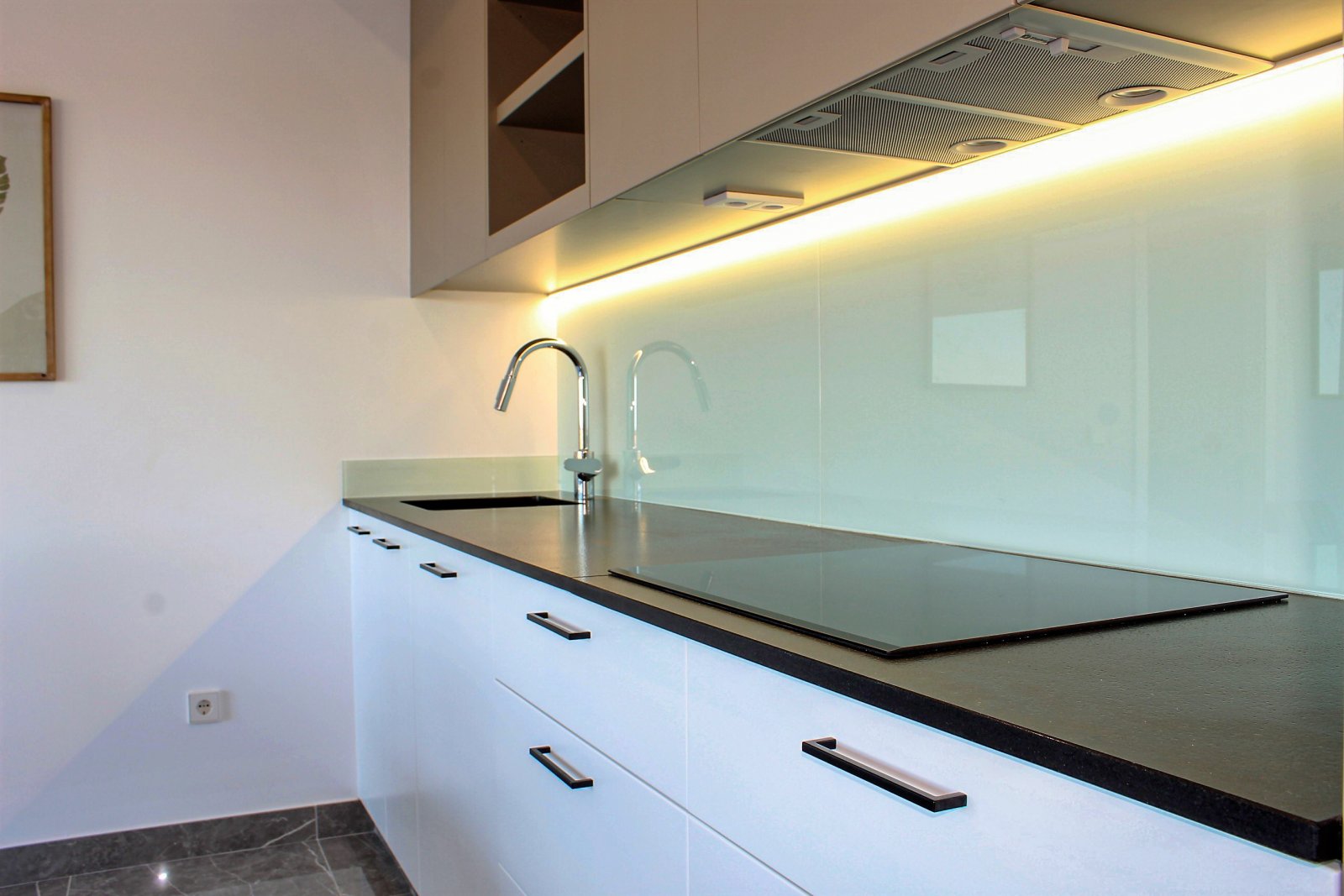 In der charmanten Ortschaft Xeresa gelegen, bietet diese Wohnanlage eine Auswahl von 43 Wohnungen, die für das mediterrane Umfeld konzipiert sind. Mi