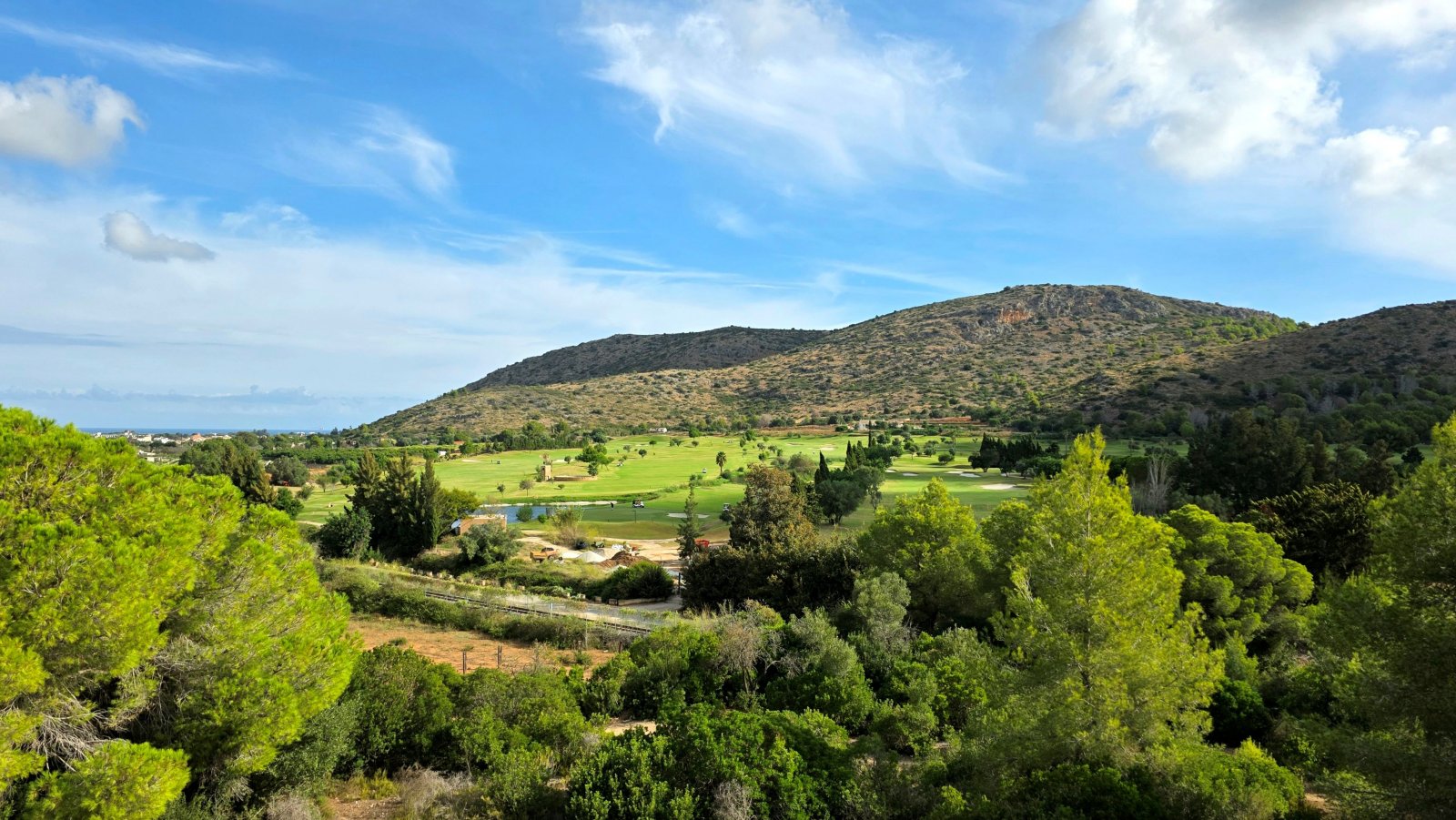 In der prestigeträchtigen Gegend von La Sella gelegen, bietet dieser Wohnkomplex eine exklusive Auswahl an Immobilien, darunter Apartments und Erdges