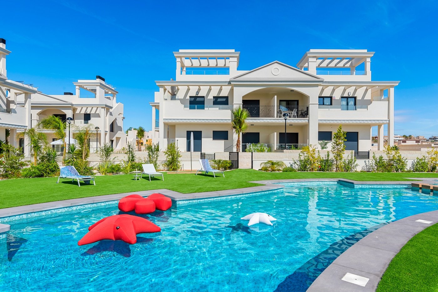 In der charmanten Stadt Rojales gelegen, bietet diese exklusive Wohnanlage eine Auswahl an Immobilien, darunter Apartments, Einfamilienhäuser und Pen