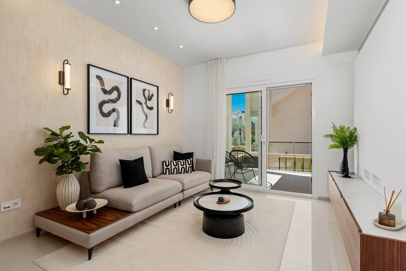 In der charmanten Stadt Rojales gelegen, bietet diese exklusive Wohnanlage eine Auswahl an Immobilien, darunter Apartments, Einfamilienhäuser und Pen