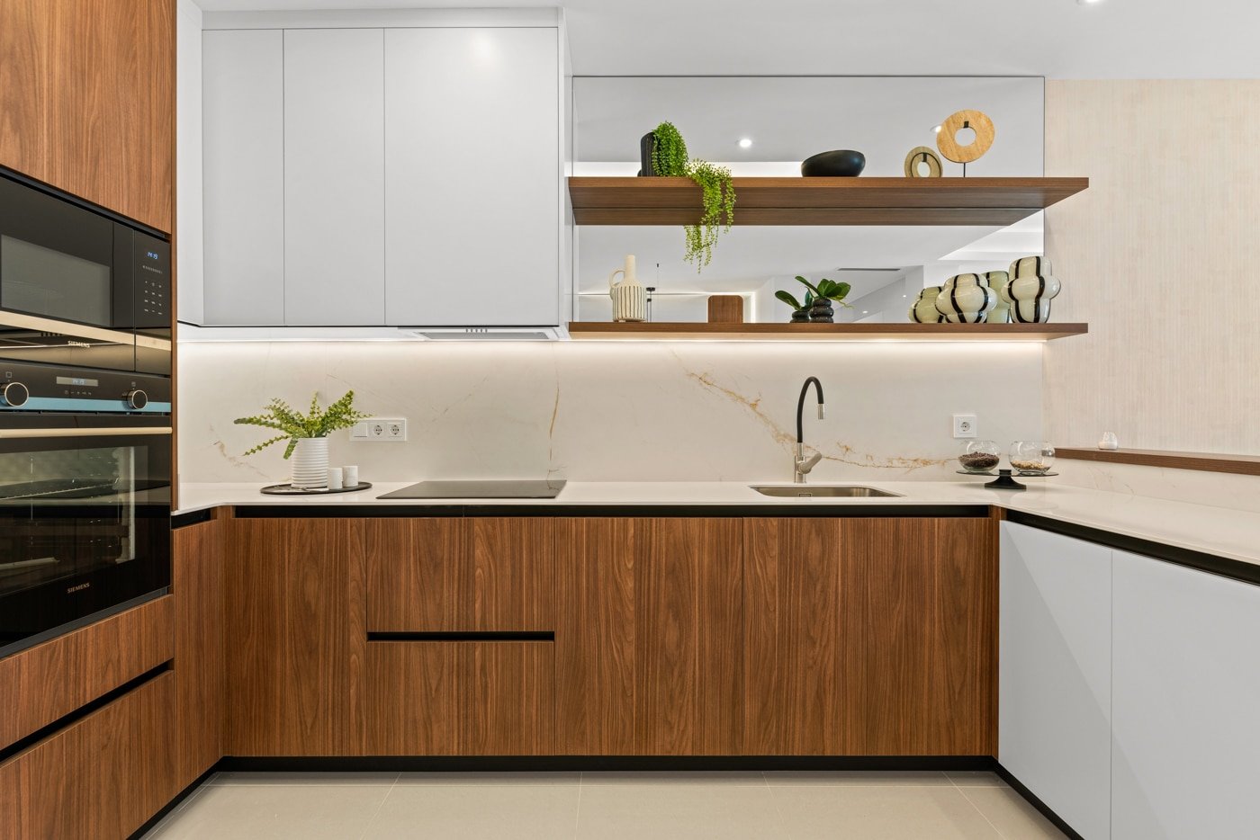 In der charmanten Stadt Rojales gelegen, bietet diese exklusive Wohnanlage eine Auswahl an Immobilien, darunter Apartments, Einfamilienhäuser und Pen