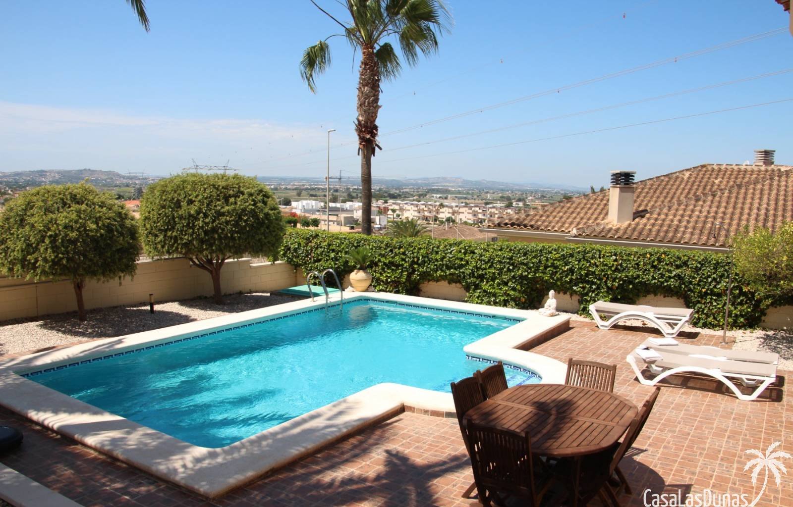 Casa Starrenburg ist eine prächtige Ferienvilla am Rande des Wohngebiets La Marina. Diese luxuriöse, freistehende Villa besticht durch ihre moderne u