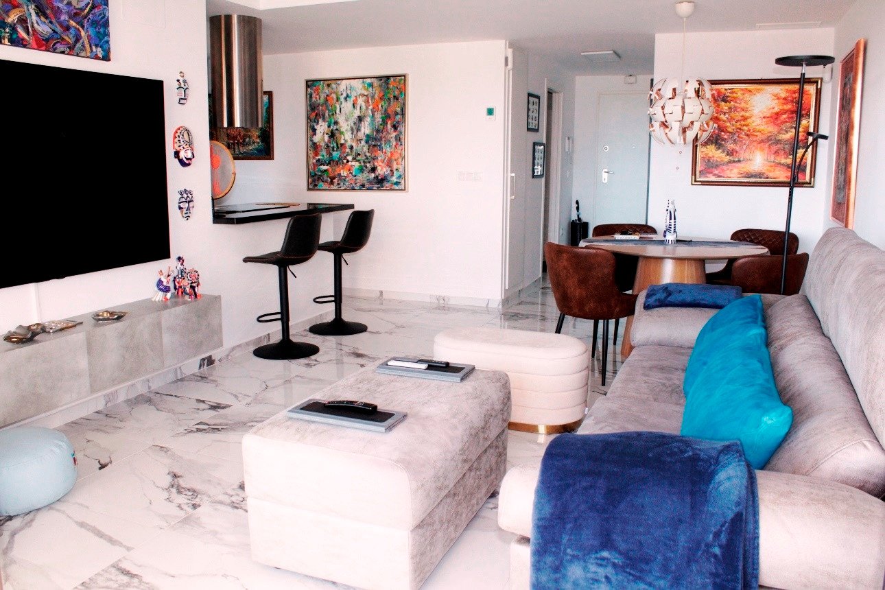 Erleben Sie modernes mediterranes Wohnen in diesem atemberaubenden Luxusapartment mit 2 Schlafzimmern in idealer Lage im Herzen von Villamartín, nur