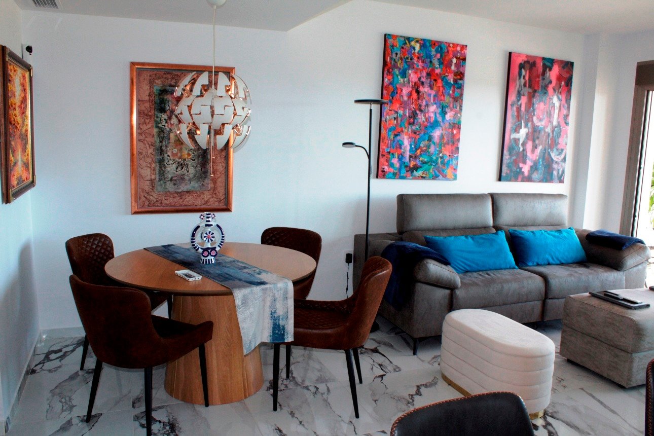 Erleben Sie modernes mediterranes Wohnen in diesem atemberaubenden Luxusapartment mit 2 Schlafzimmern in idealer Lage im Herzen von Villamartín, nur