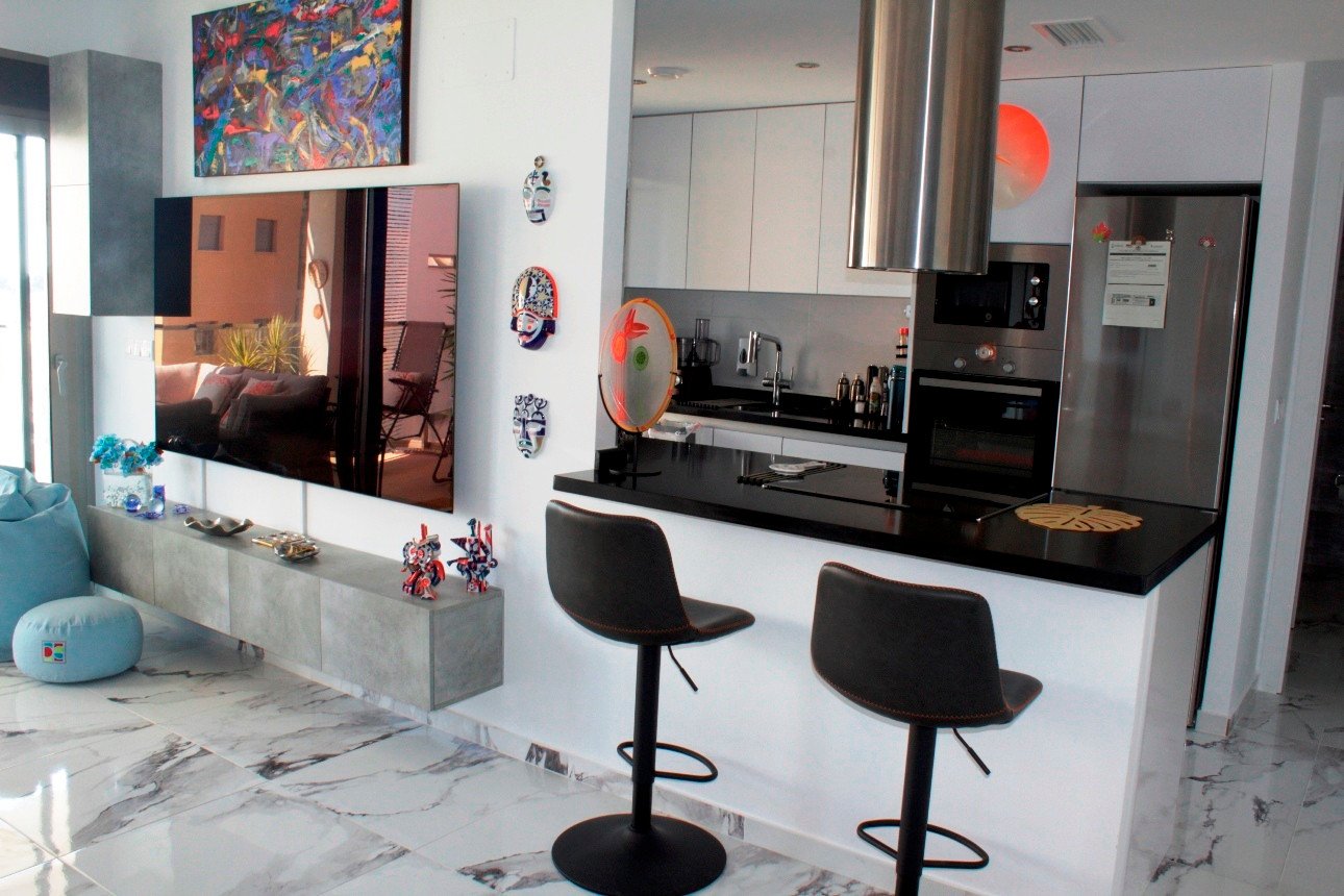 Erleben Sie modernes mediterranes Wohnen in diesem atemberaubenden Luxusapartment mit 2 Schlafzimmern in idealer Lage im Herzen von Villamartín, nur