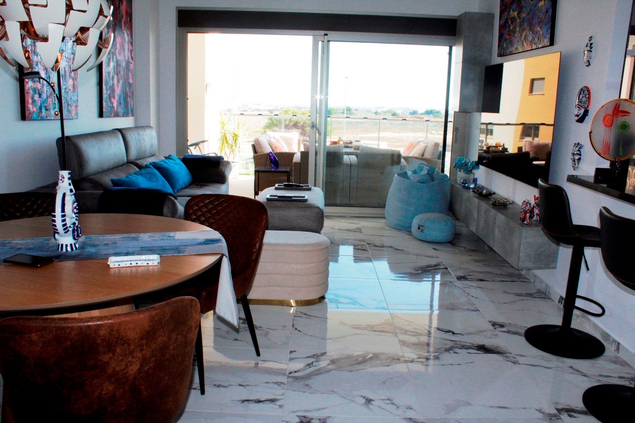 Erleben Sie modernes mediterranes Wohnen in diesem atemberaubenden Luxusapartment mit 2 Schlafzimmern in idealer Lage im Herzen von Villamartín, nur