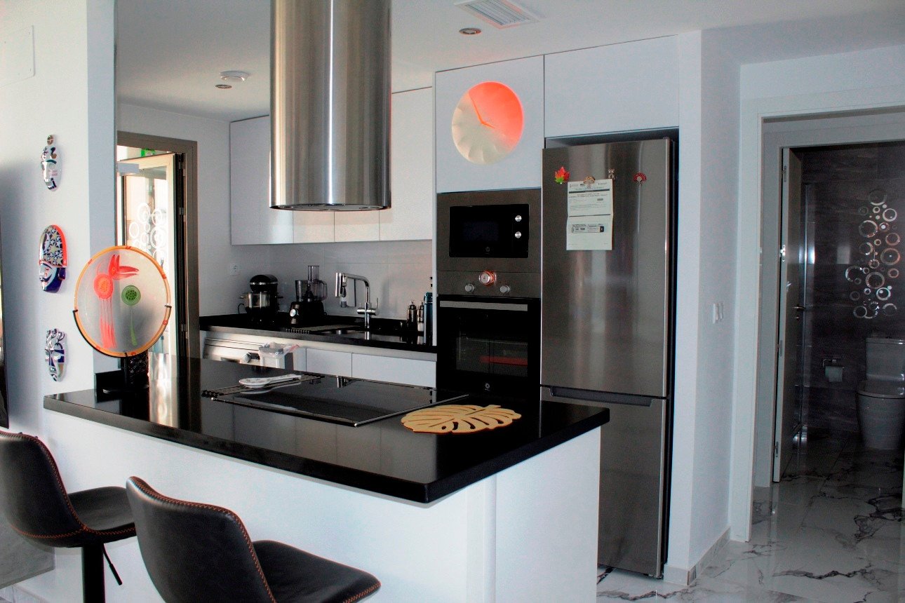 Erleben Sie modernes mediterranes Wohnen in diesem atemberaubenden Luxusapartment mit 2 Schlafzimmern in idealer Lage im Herzen von Villamartín, nur