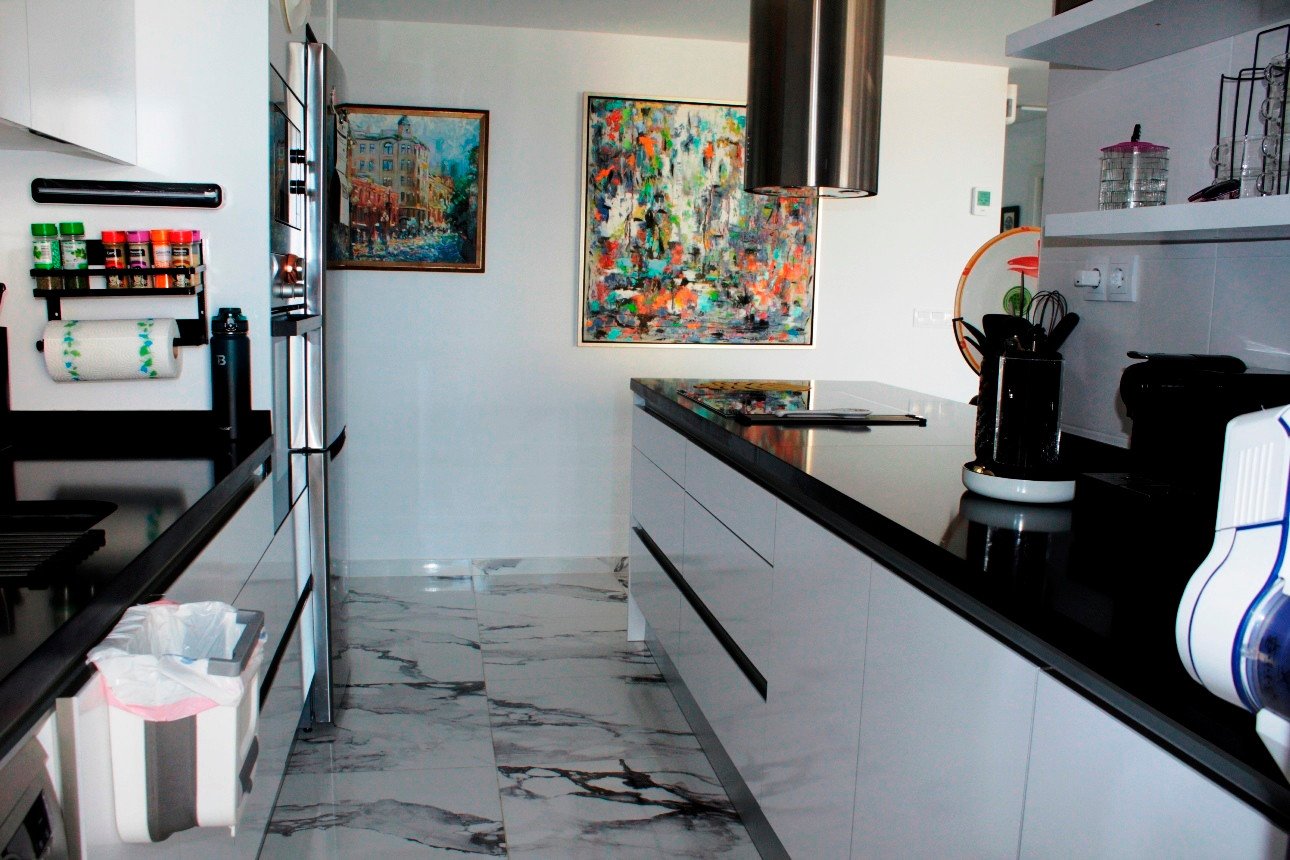 Erleben Sie modernes mediterranes Wohnen in diesem atemberaubenden Luxusapartment mit 2 Schlafzimmern in idealer Lage im Herzen von Villamartín, nur