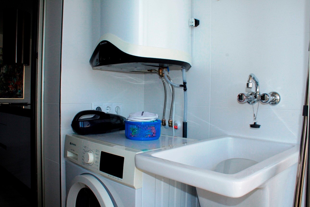 Erleben Sie modernes mediterranes Wohnen in diesem atemberaubenden Luxusapartment mit 2 Schlafzimmern in idealer Lage im Herzen von Villamartín, nur