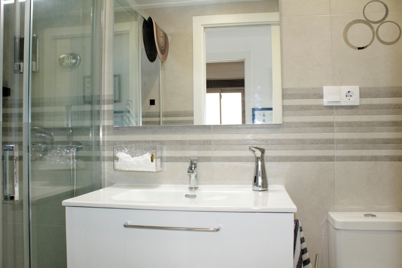 Erleben Sie modernes mediterranes Wohnen in diesem atemberaubenden Luxusapartment mit 2 Schlafzimmern in idealer Lage im Herzen von Villamartín, nur