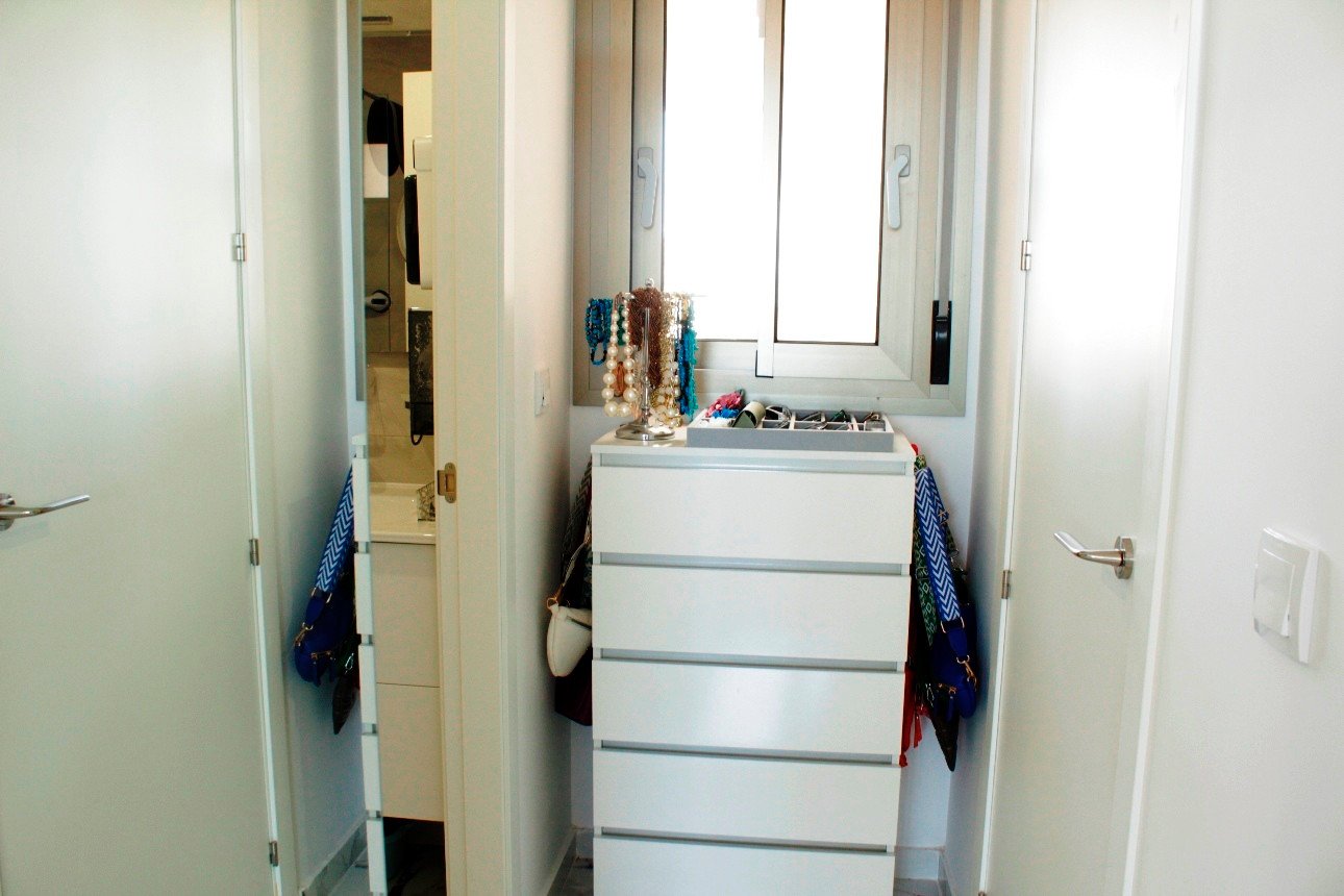 Erleben Sie modernes mediterranes Wohnen in diesem atemberaubenden Luxusapartment mit 2 Schlafzimmern in idealer Lage im Herzen von Villamartín, nur