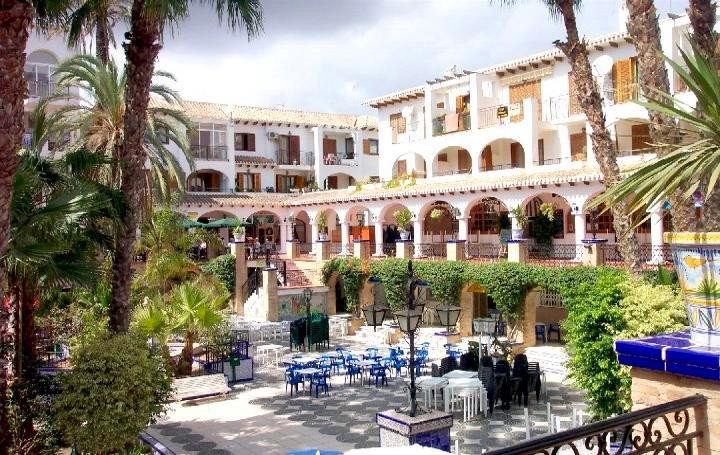 Erleben Sie modernes mediterranes Wohnen in diesem atemberaubenden Luxusapartment mit 2 Schlafzimmern in idealer Lage im Herzen von Villamartín, nur