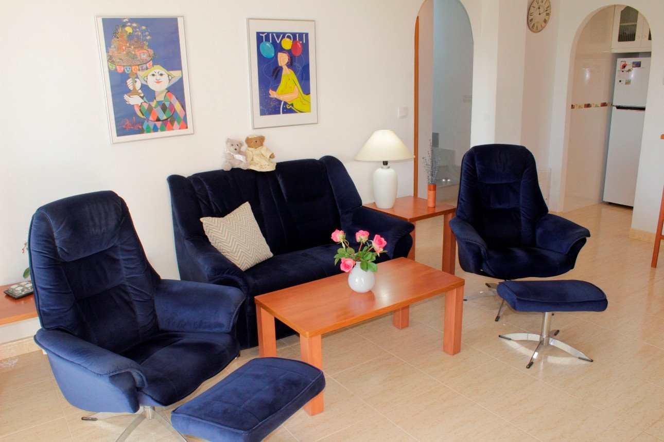 Diese wunderschön präsentierte, komplett möblierte Dachgeschosswohnung in Südostlage befindet sich in perfekter Lage in der begehrten Urbanisation Ze