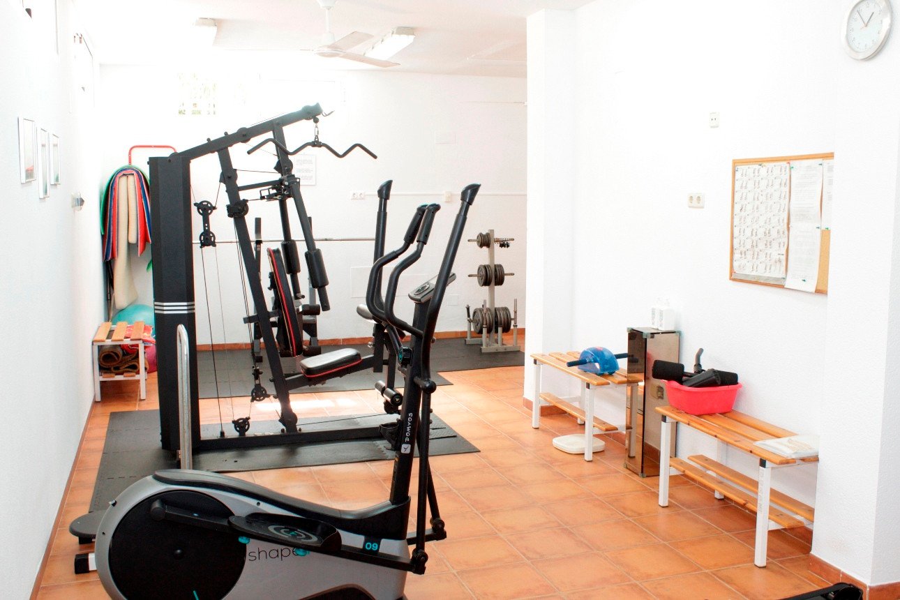 Diese wunderschön präsentierte, komplett möblierte Dachgeschosswohnung in Südostlage befindet sich in perfekter Lage in der begehrten Urbanisation Ze