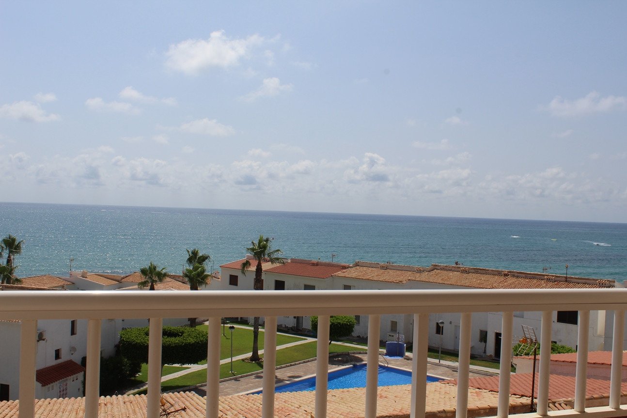WOW!! Spektakuläre Penthouse-Wohnung direkt am Meer mit herrlichem Meerblick in Playa Flamenca Beach! Dieses 1-Schlafzimmer (ursprünglich 2 Schlafzi