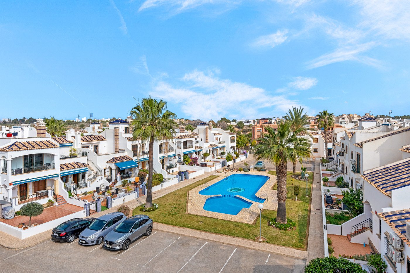 Brandneues Penthouse mit privatem Solarium in Villamartín, PAU 8 Orihuela Costa. Entdecken Sie diese dritte Etage Penthouse mit Aufzug, in der belie