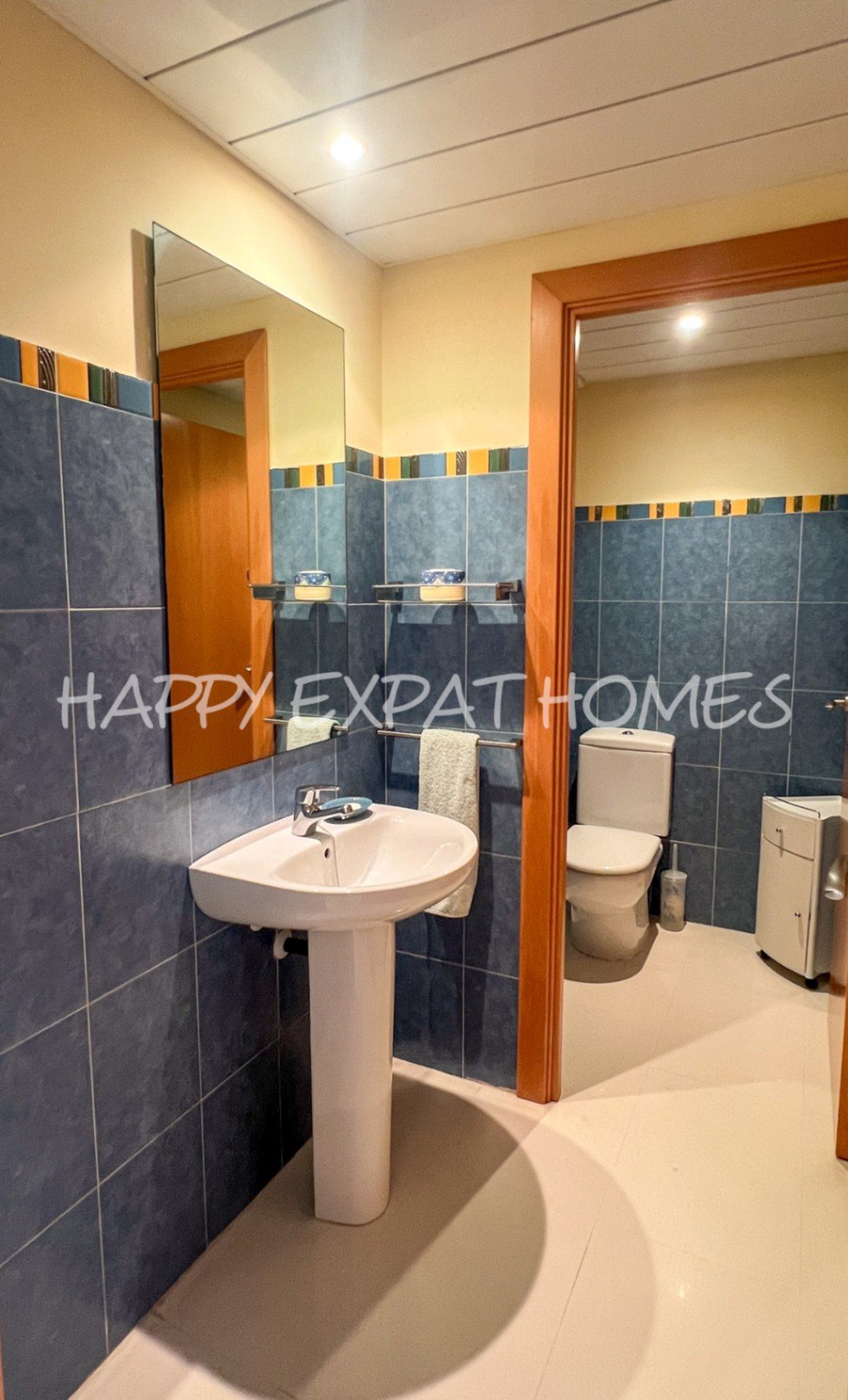 Wir lieben die Urbanisation Casas del Mar und diese Maisonette mit fünf Schlafzimmern und ihrer wunderschönen Terrasse wird Ihnen das Herz stehlen.