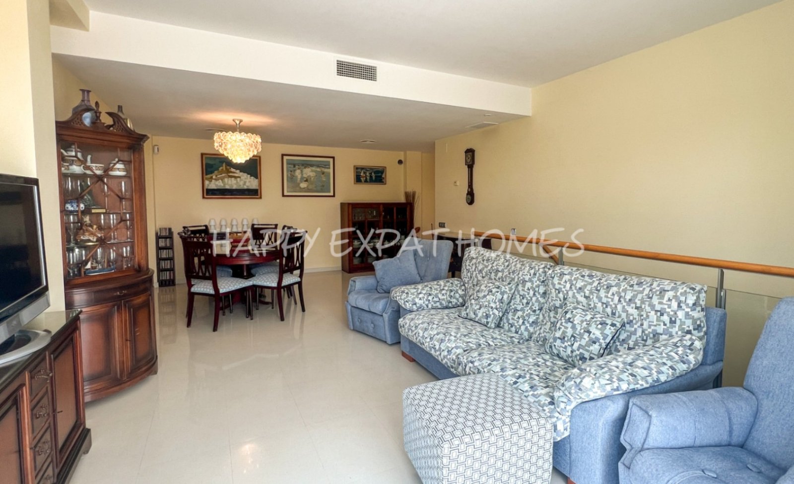 Wir lieben die Urbanisation Casas del Mar und diese Maisonette mit fünf Schlafzimmern und ihrer wunderschönen Terrasse wird Ihnen das Herz stehlen.