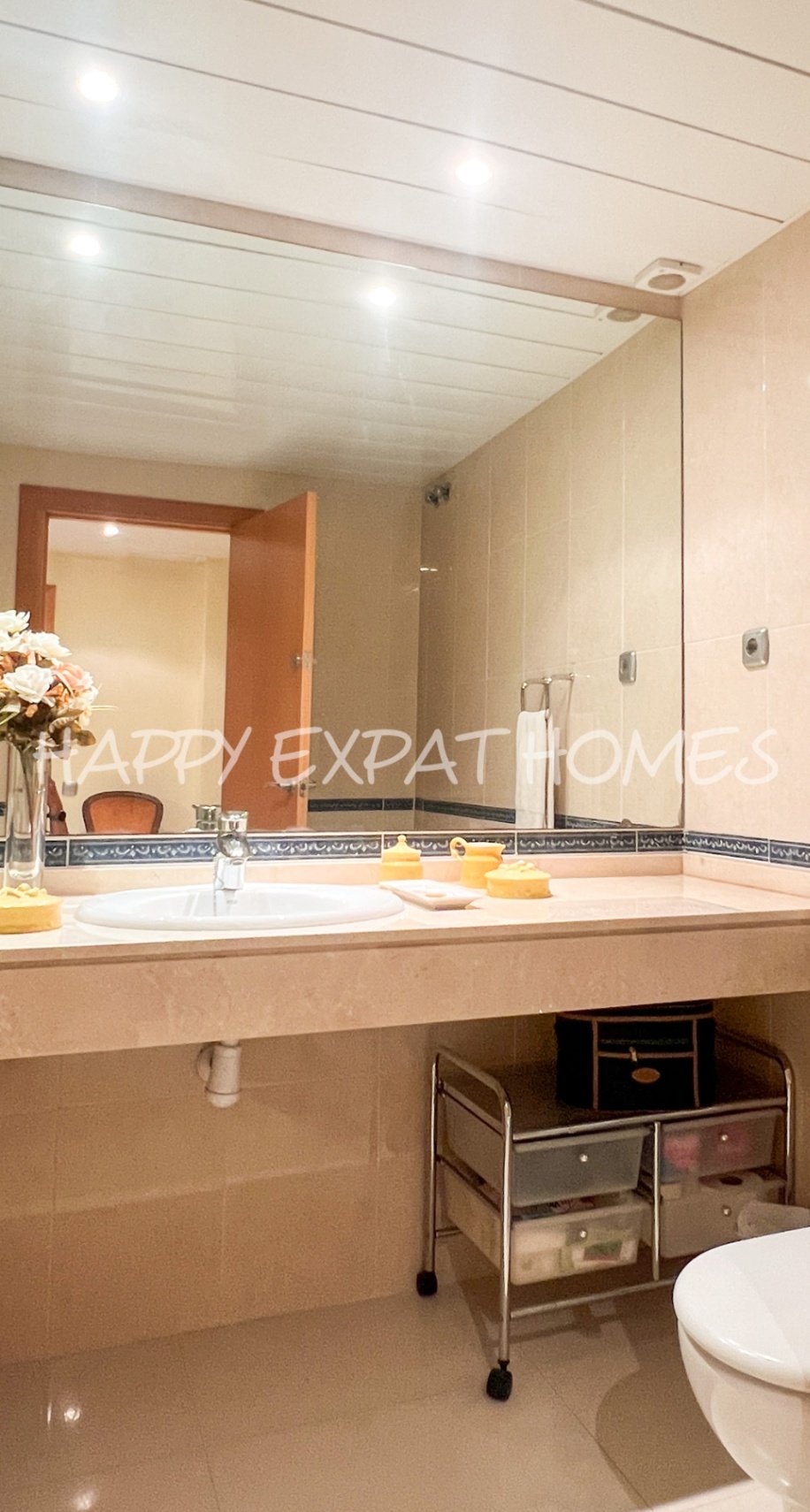 Wir lieben die Urbanisation Casas del Mar und diese Maisonette mit fünf Schlafzimmern und ihrer wunderschönen Terrasse wird Ihnen das Herz stehlen.