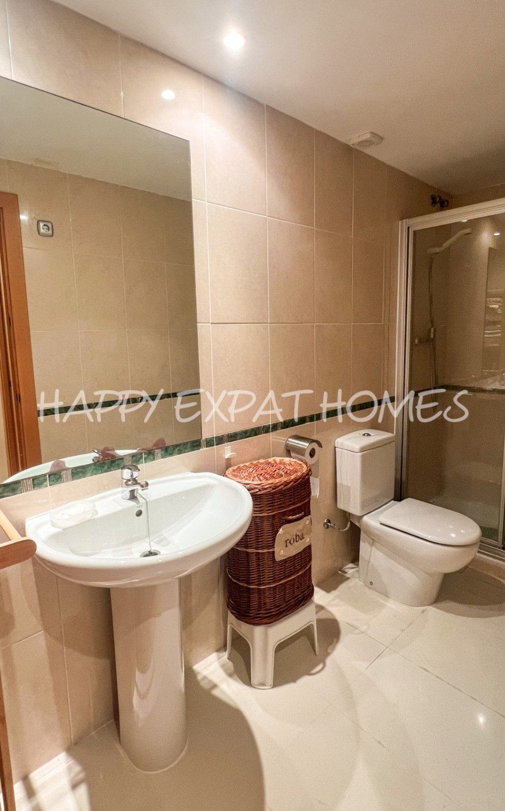 Wir lieben die Urbanisation Casas del Mar und diese Maisonette mit fünf Schlafzimmern und ihrer wunderschönen Terrasse wird Ihnen das Herz stehlen.