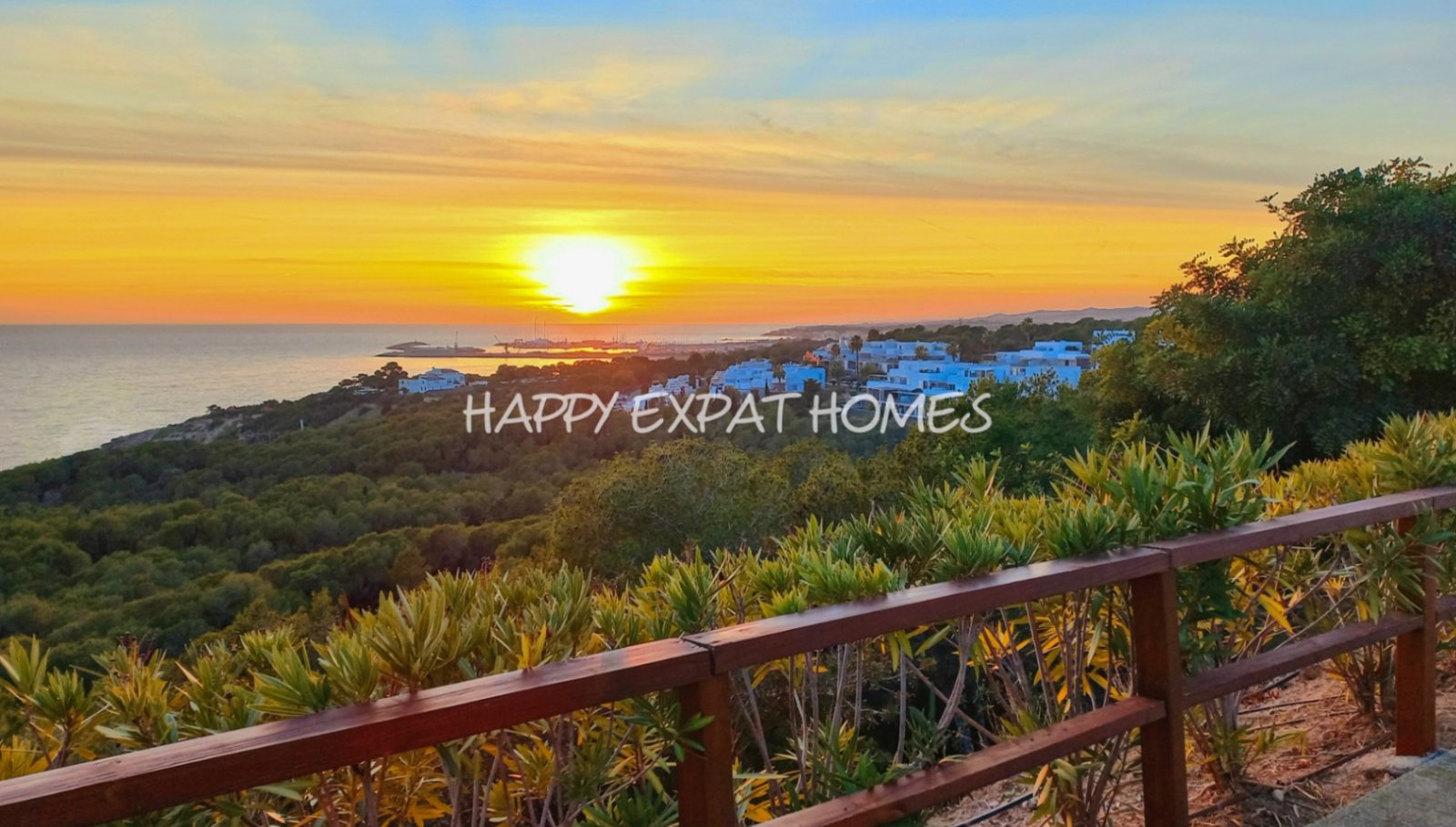 Wir lieben die Urbanisation Casas del Mar und diese Maisonette mit fünf Schlafzimmern und ihrer wunderschönen Terrasse wird Ihnen das Herz stehlen.