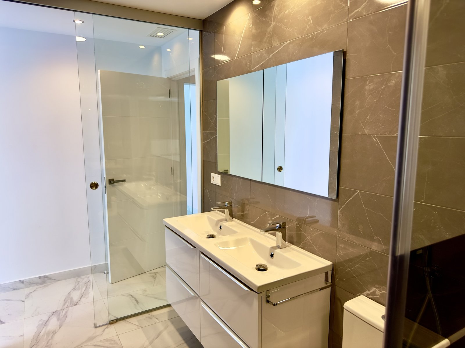 Diese Apartments in der charmanten Stadt Ciudad Quesada bieten eine perfekte Kombination aus Komfort und Stil. Mit nur zwei verfügbaren Einheiten ist