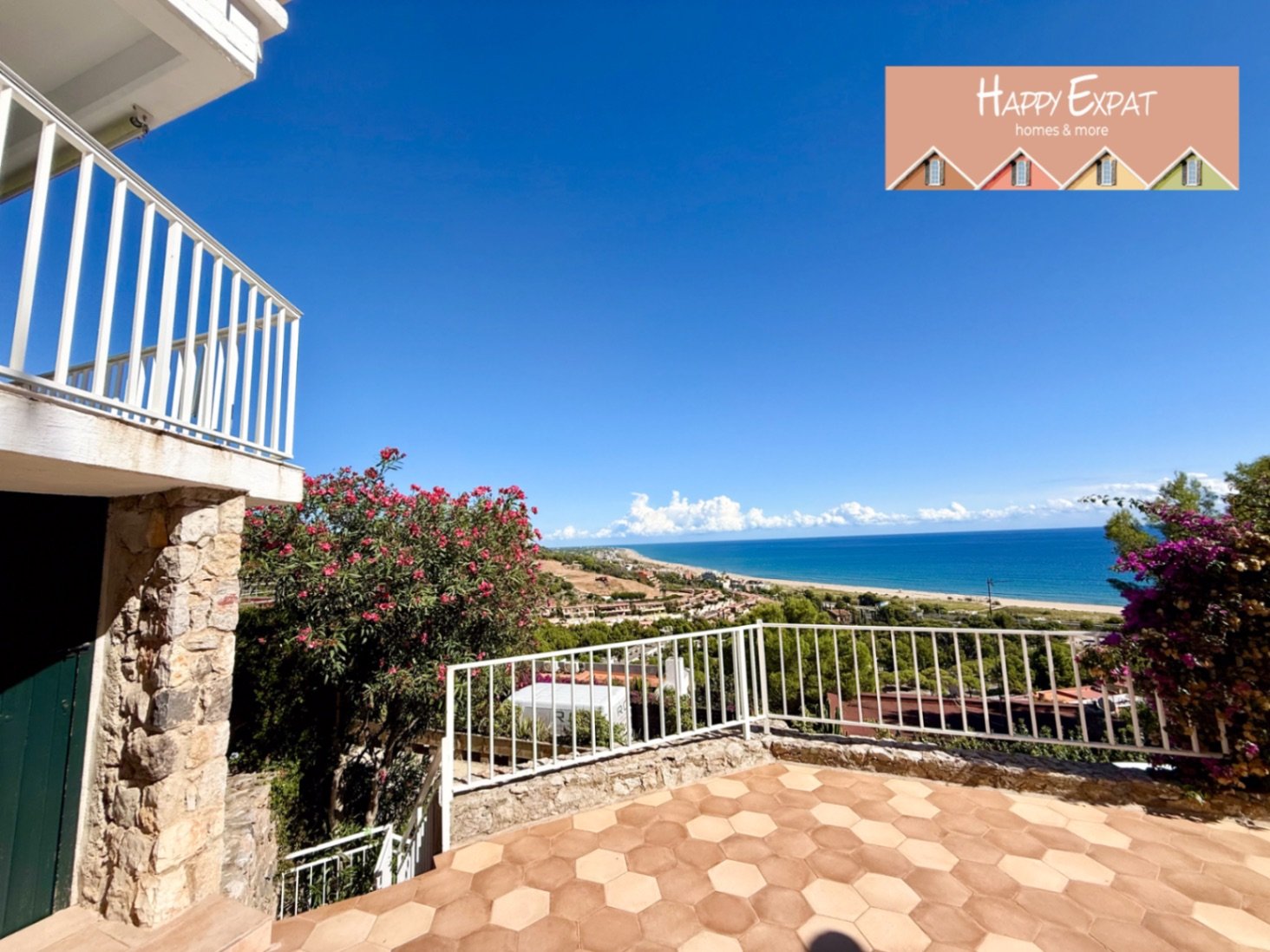 Sitges: Diese wunderschöne Immobilie befindet sich in einem der beliebtesten Gebiete von Les Botigues de Sitges. Ihre atemberaubenden Meerblicke sind ohne Zwe 