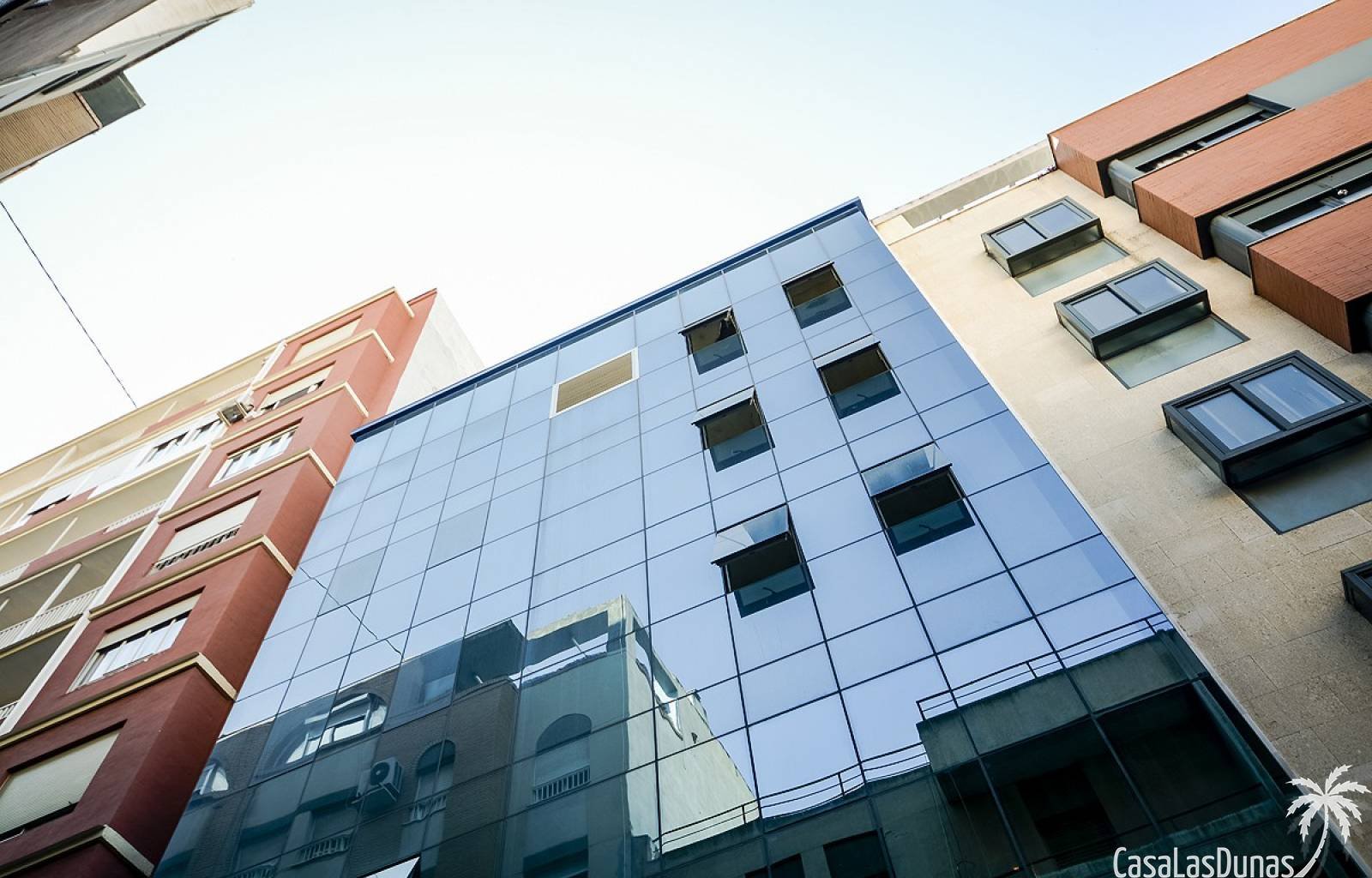 Dieses Neubauprojekt befindet sich im Zentrum von Orihuela, einem Gebäude mit 6 Etagen, in dem sich zwei Häuser pro Etage befinden, von denen das let