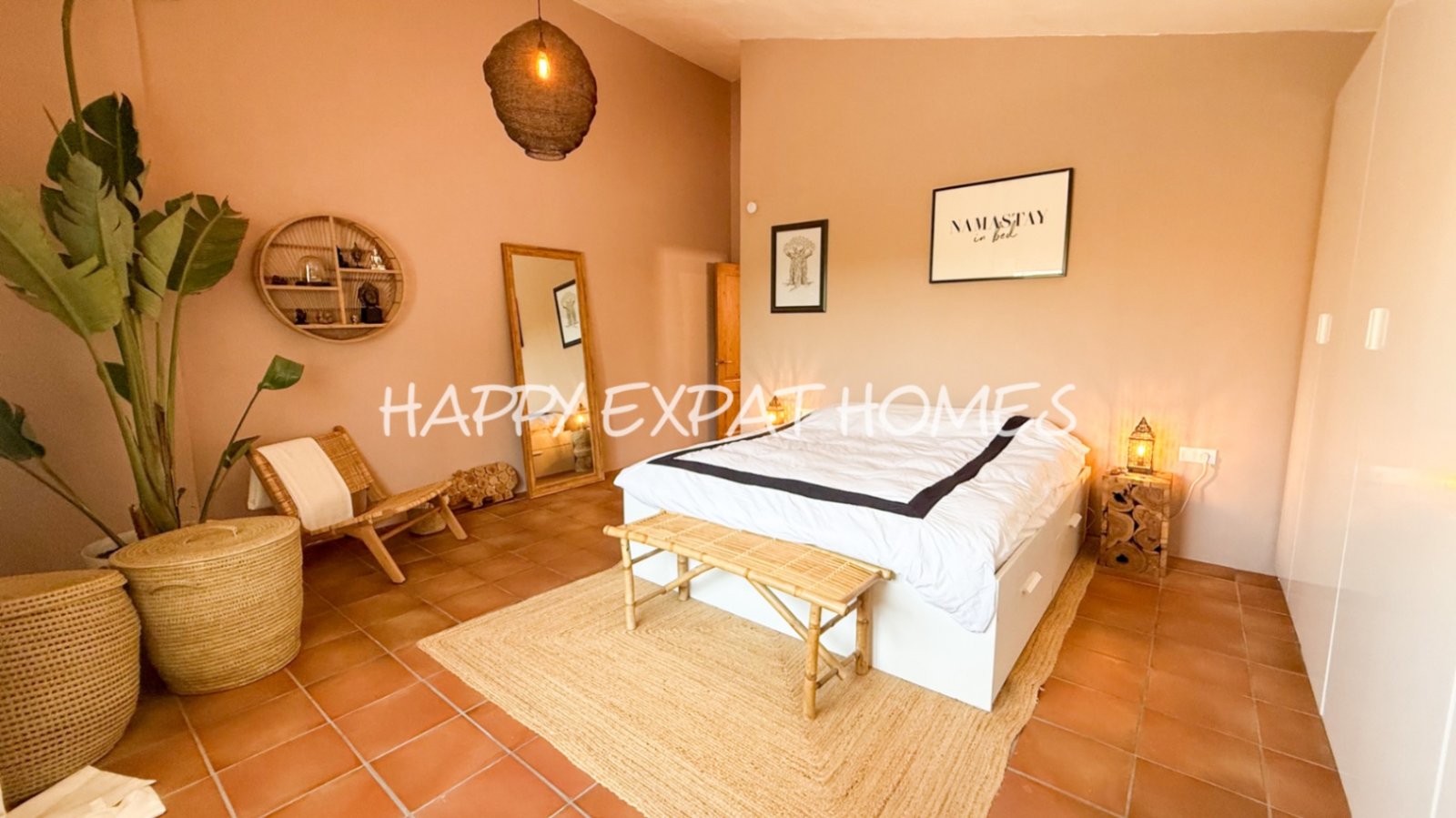 Dieses komplett möblierte Haus in einem perfekten Wartungszustand befindet sich in den ruhigen Hügeln von Olivella und bietet beeindruckende Ausblicke