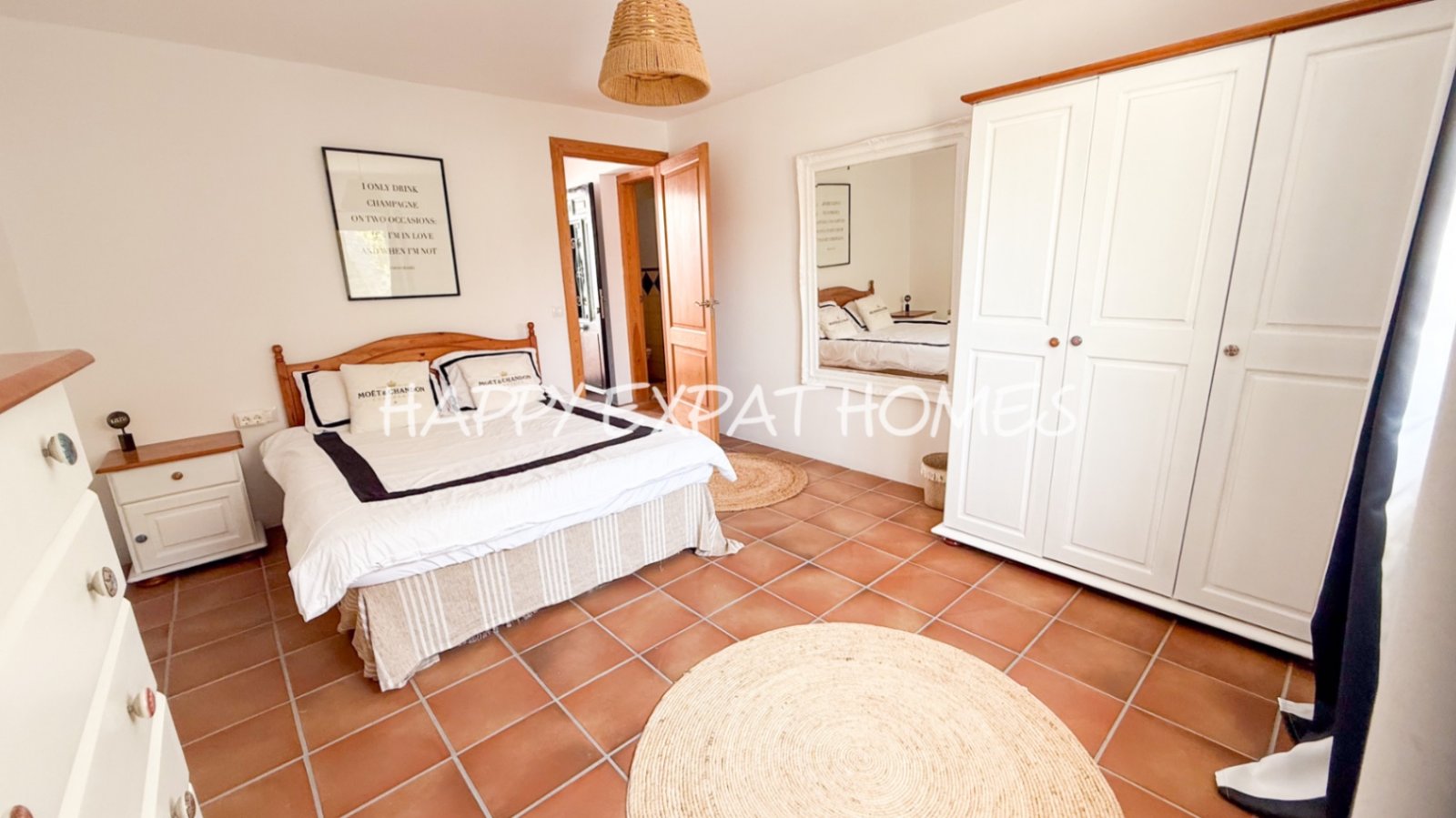 Dieses komplett möblierte Haus in einem perfekten Wartungszustand befindet sich in den ruhigen Hügeln von Olivella und bietet beeindruckende Ausblicke