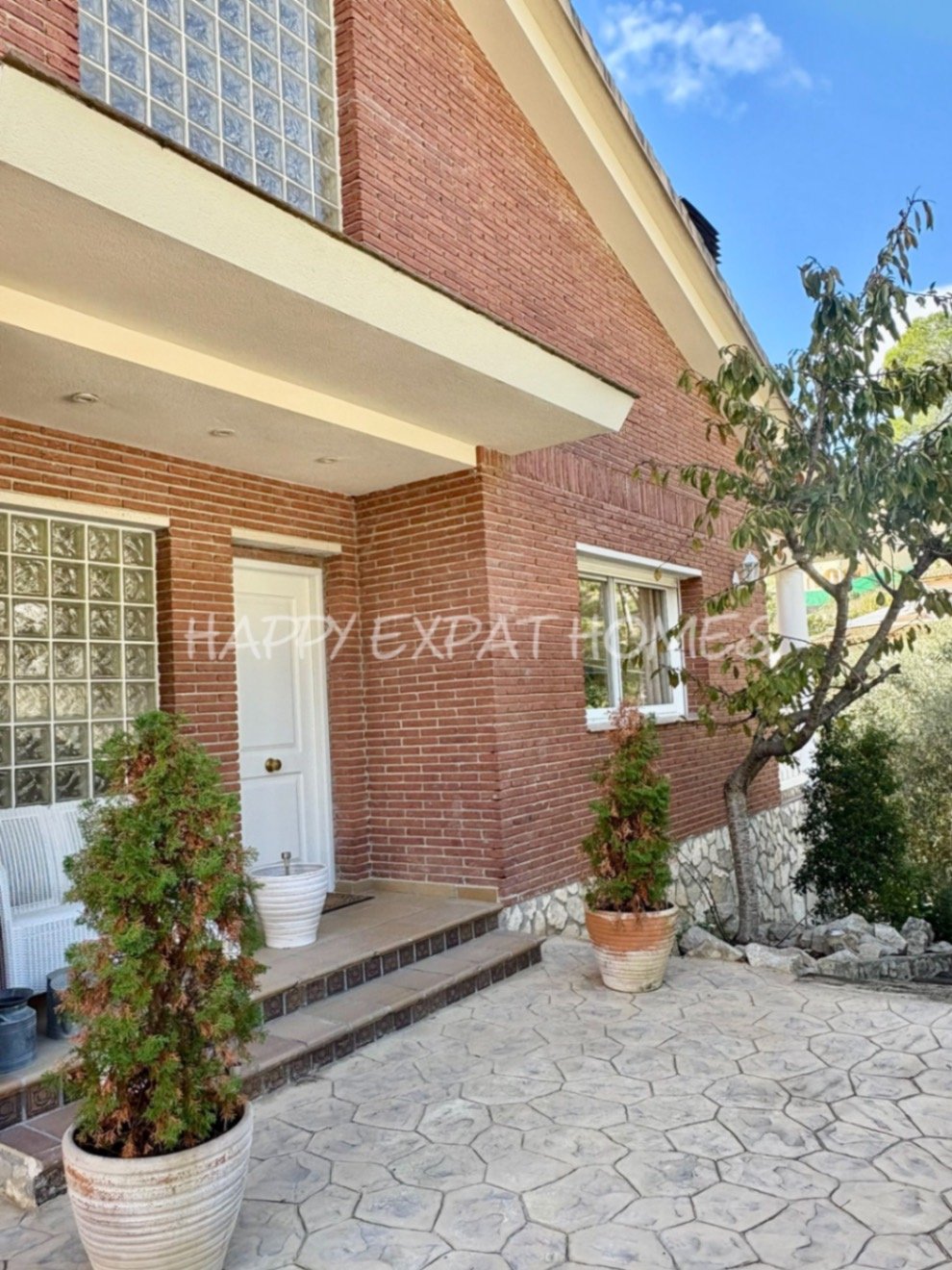 Dieses wunderschöne Zuhause in Olivella ist eine wahre Oase des Lichts, des Raumes und des Komforts – der perfekte Ort, um den mediterranen Lebensstil