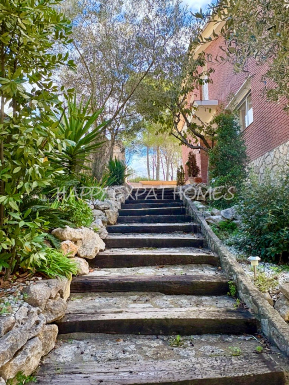 Dieses wunderschöne Zuhause in Olivella ist eine wahre Oase des Lichts, des Raumes und des Komforts – der perfekte Ort, um den mediterranen Lebensstil